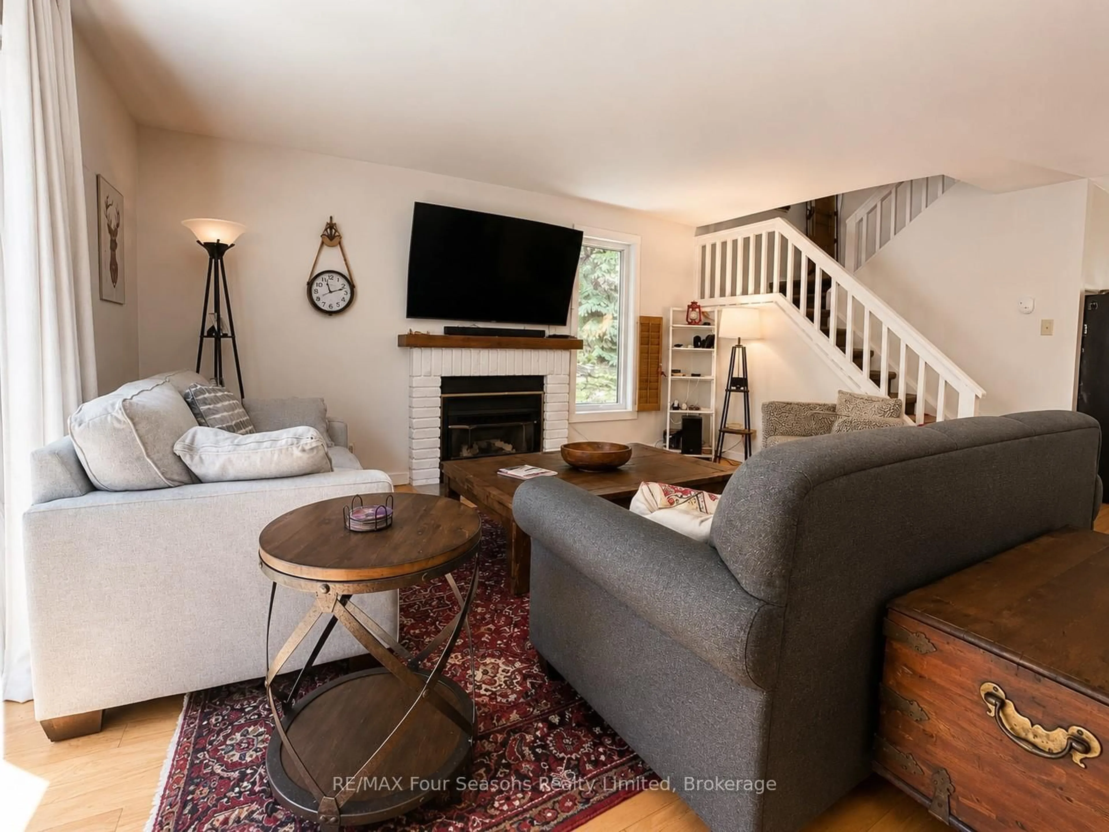 Living room with furniture, unknown for 158 Escarpment Cres #18, Collingwood Ontario L9Y 5B4
