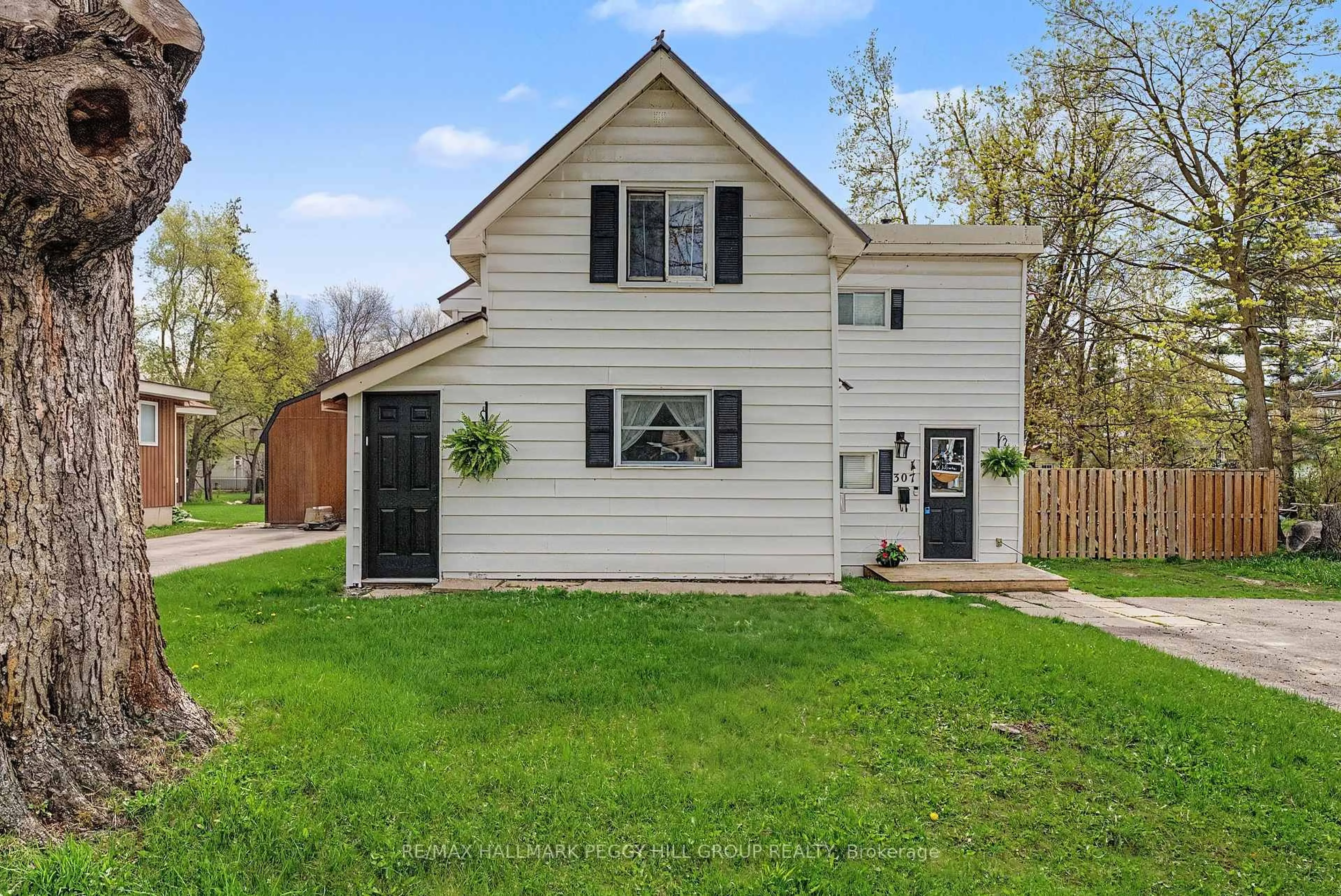 Home with vinyl exterior material, street for 307 Millard St, Orillia Ontario L3V 4H2