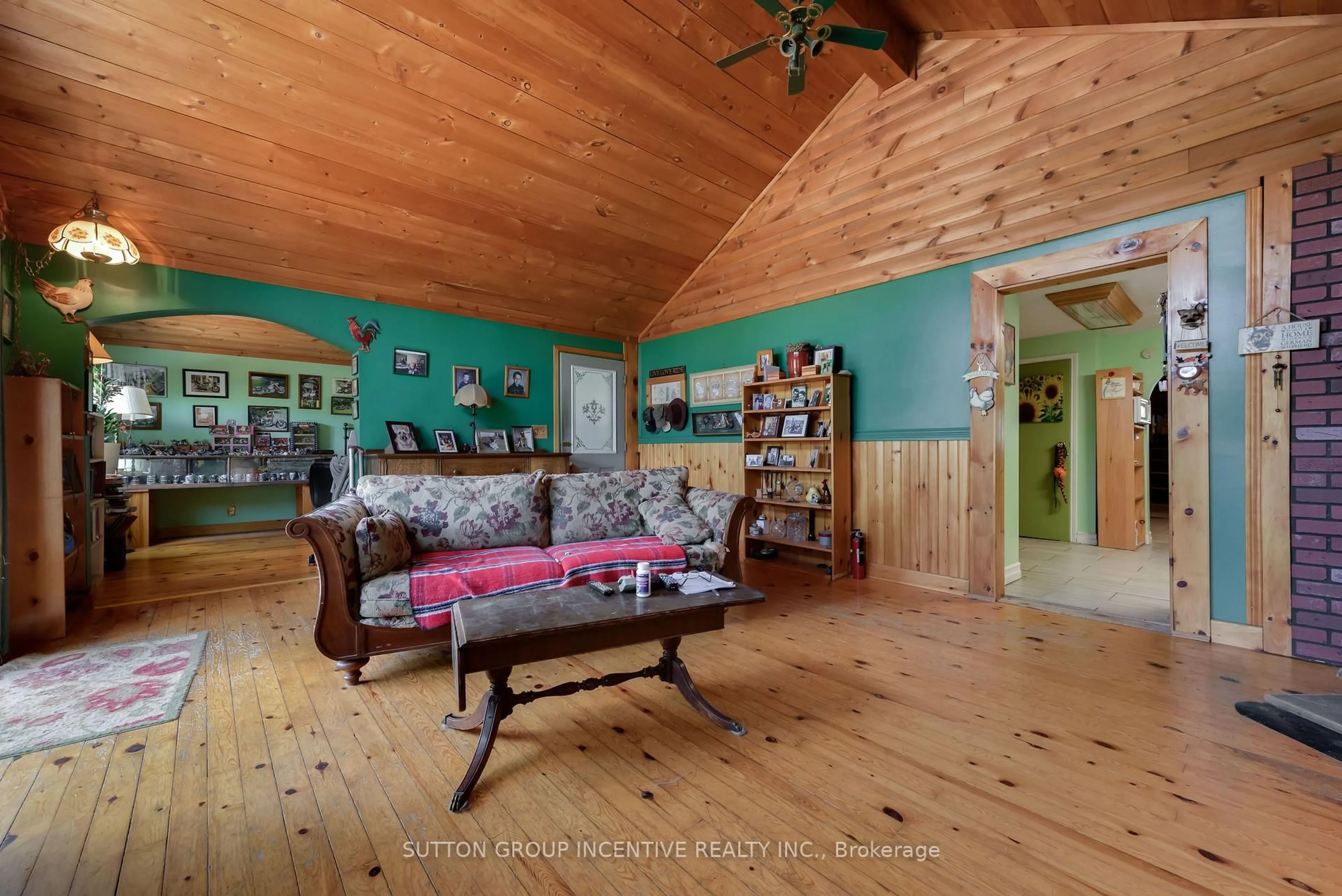 Indoor foyer for 9434 11 Highway, Severn Ontario L3V 6H3