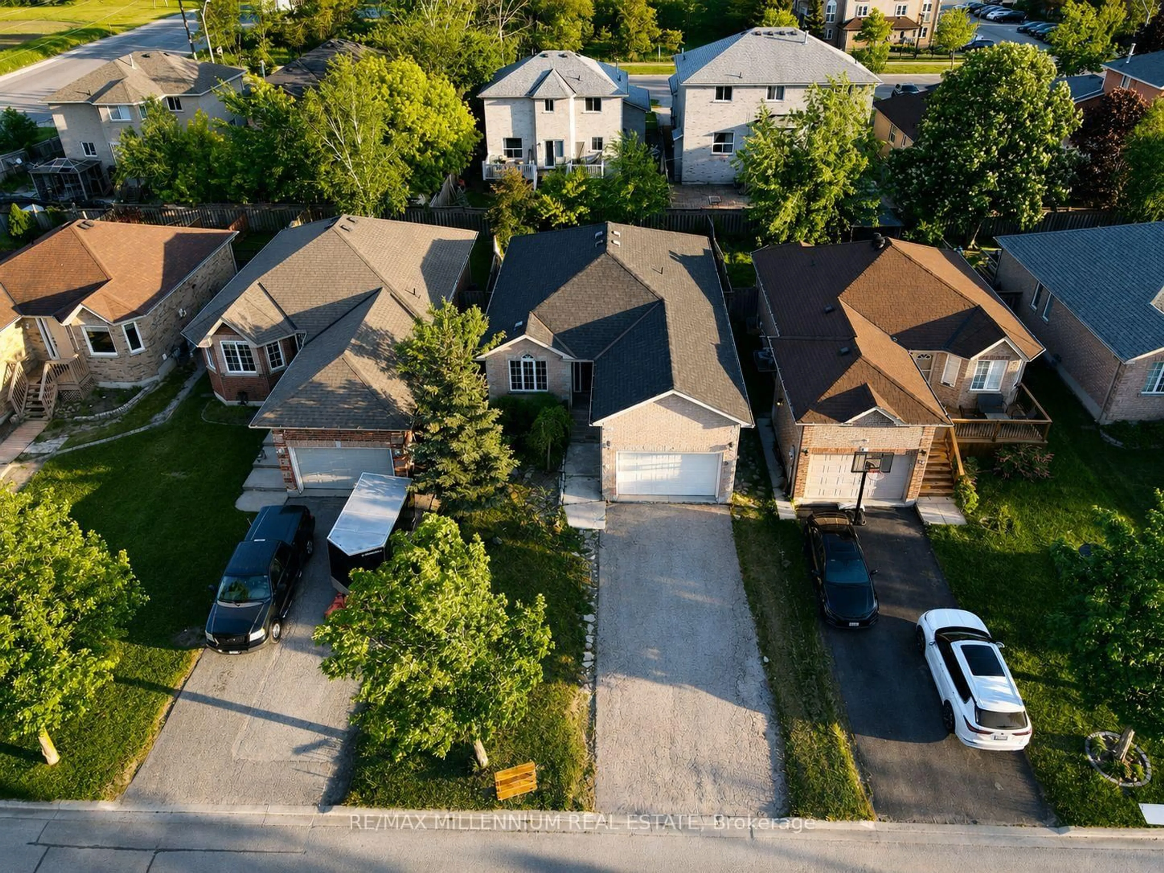 A pic from outside/outdoor area/front of a property/back of a property/a pic from drone, street for 15 Quinlan Rd, Barrie Ontario L4M 6T2