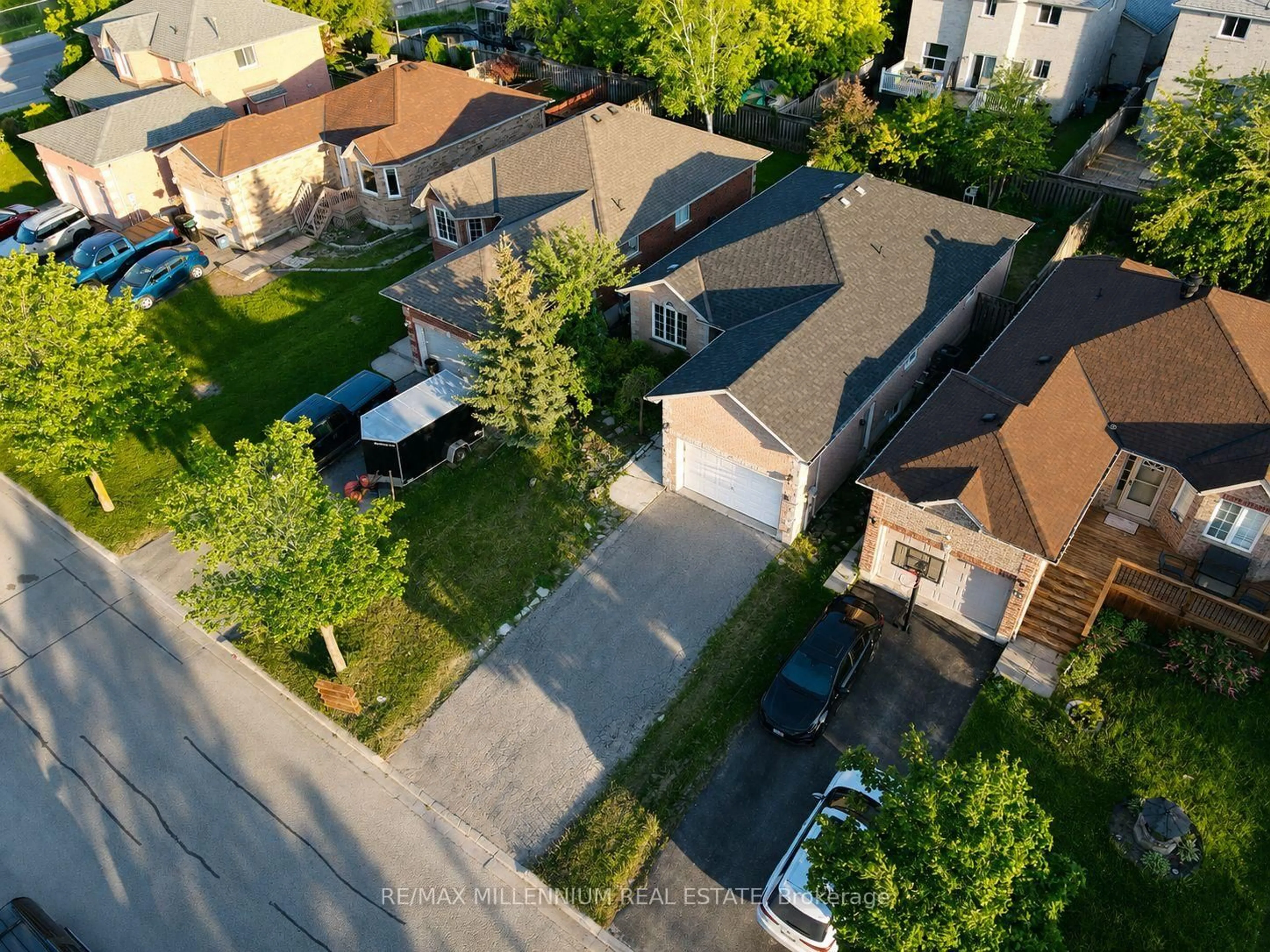 A pic from outside/outdoor area/front of a property/back of a property/a pic from drone, street for 15 Quinlan Rd, Barrie Ontario L4M 6T2