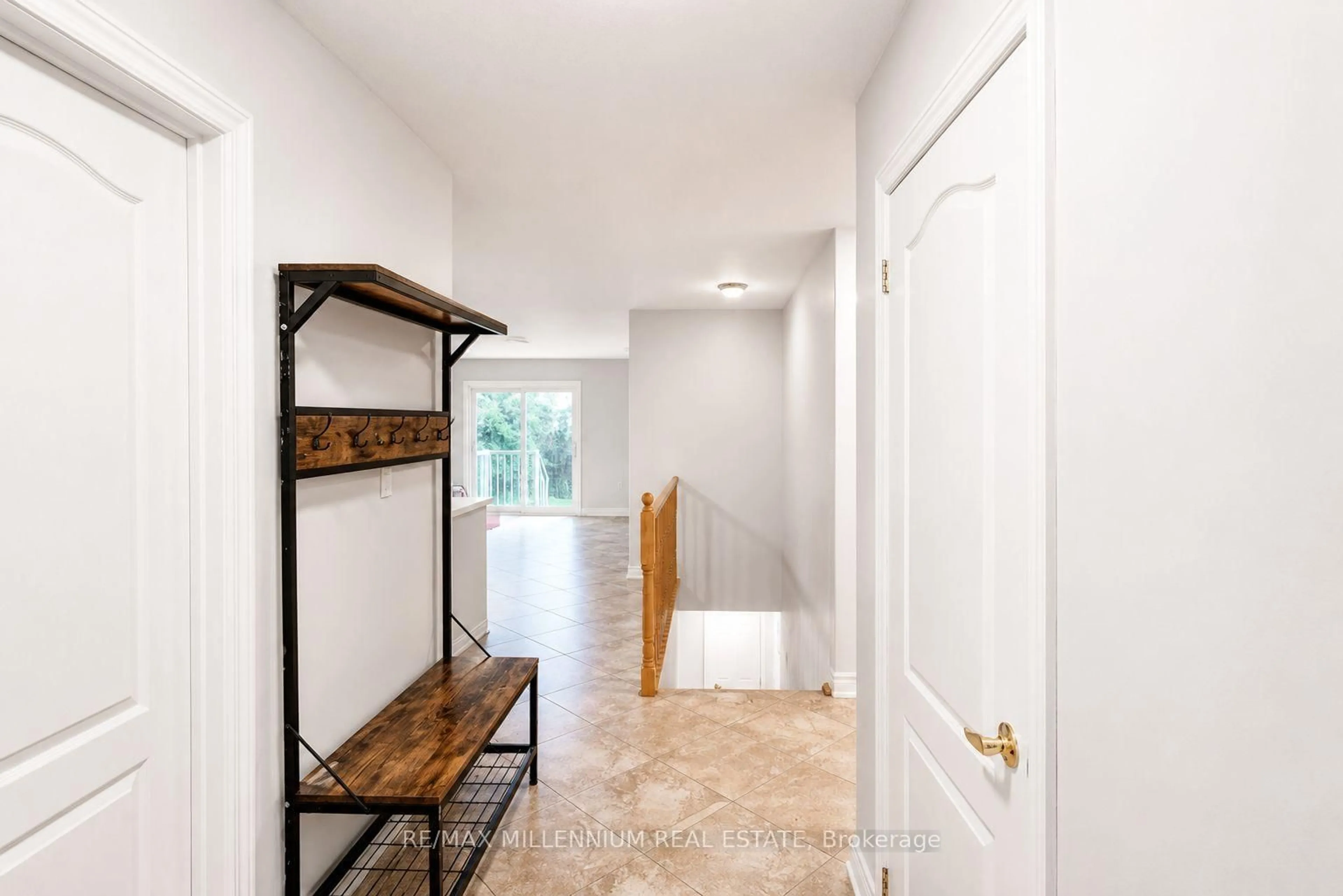 Indoor entryway for 15 Quinlan Rd, Barrie Ontario L4M 6T2