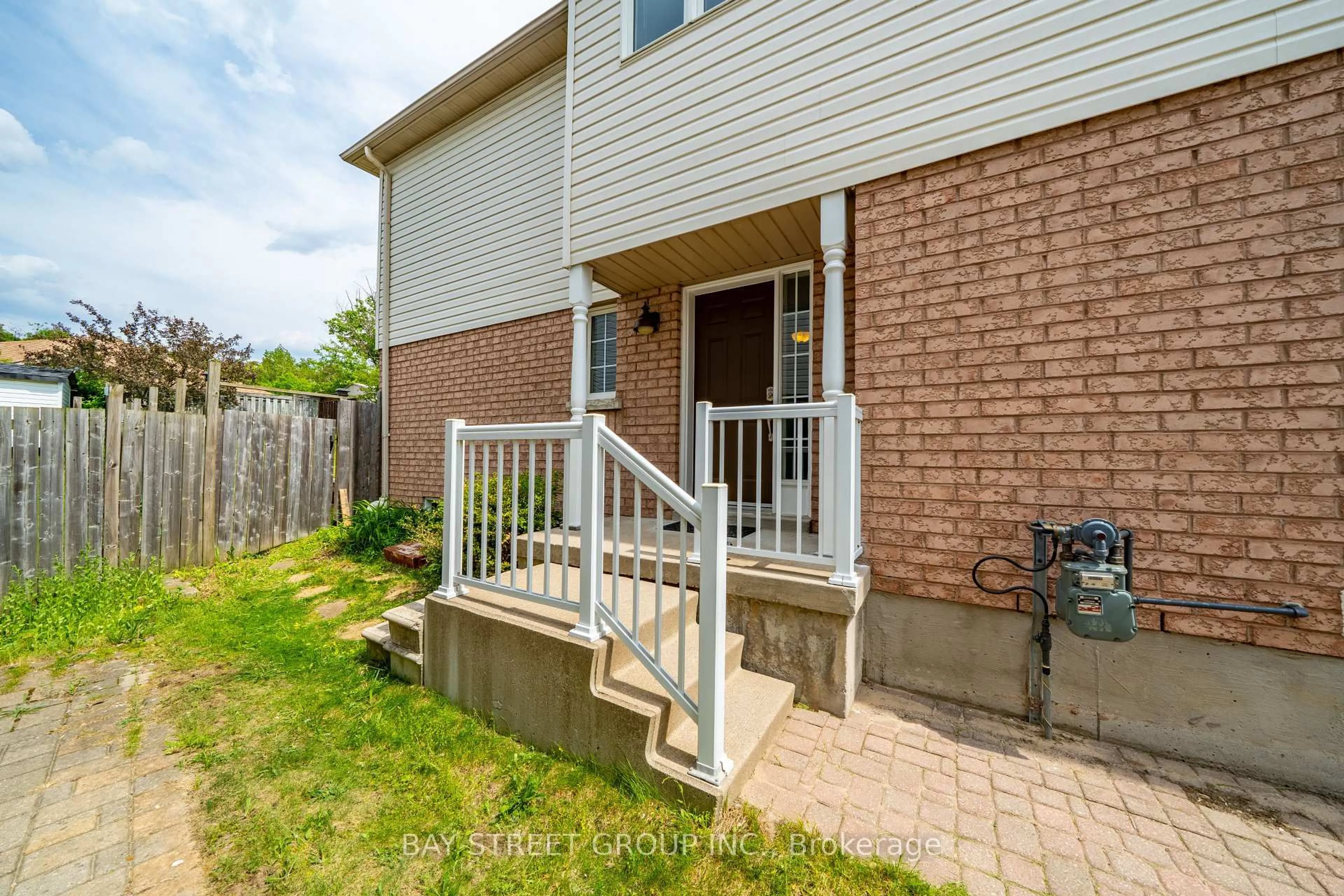 Patio, street for 351 Ferndale Dr, Barrie Ontario L4N 9Y6