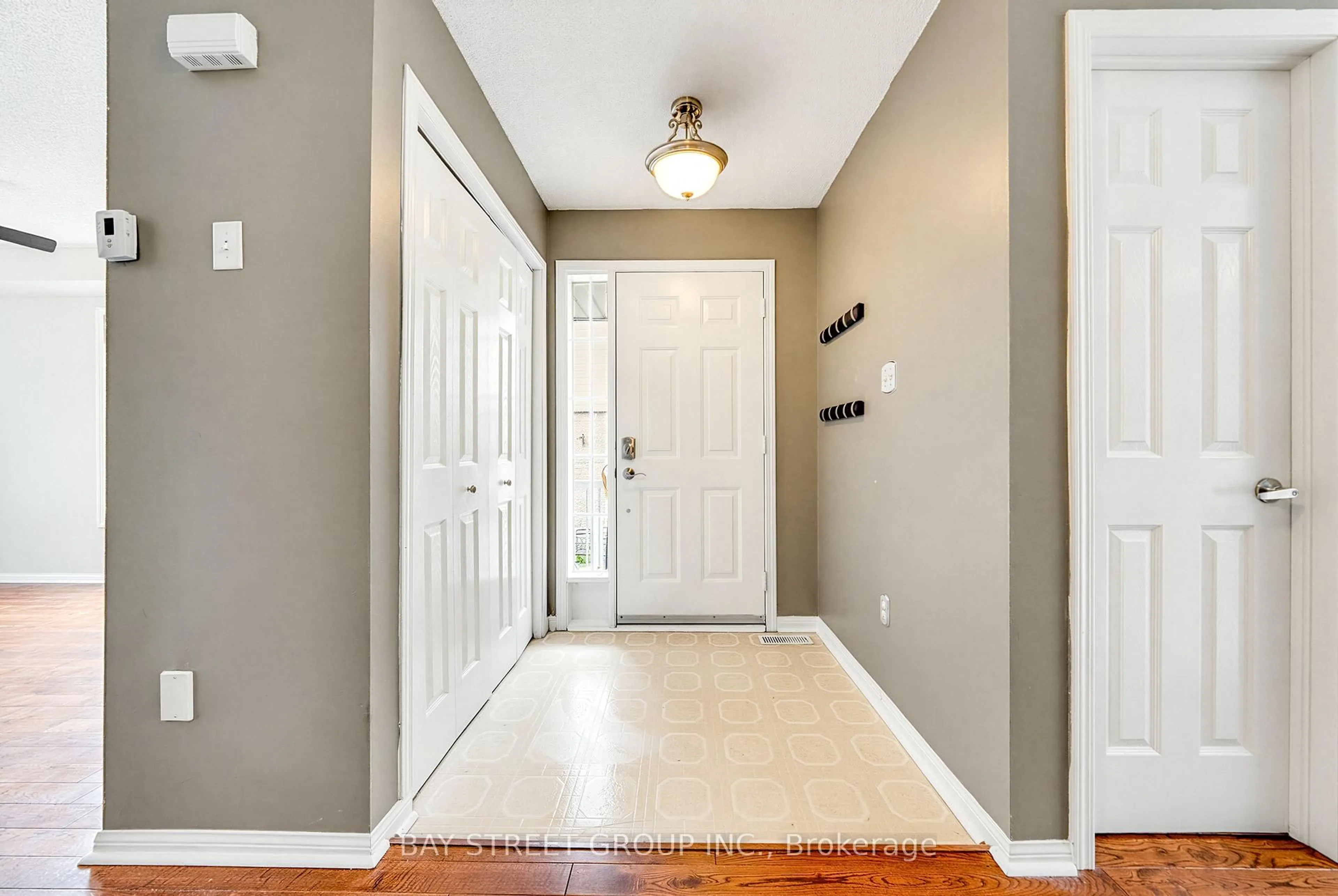Indoor entryway for 351 Ferndale Dr, Barrie Ontario L4N 9Y6