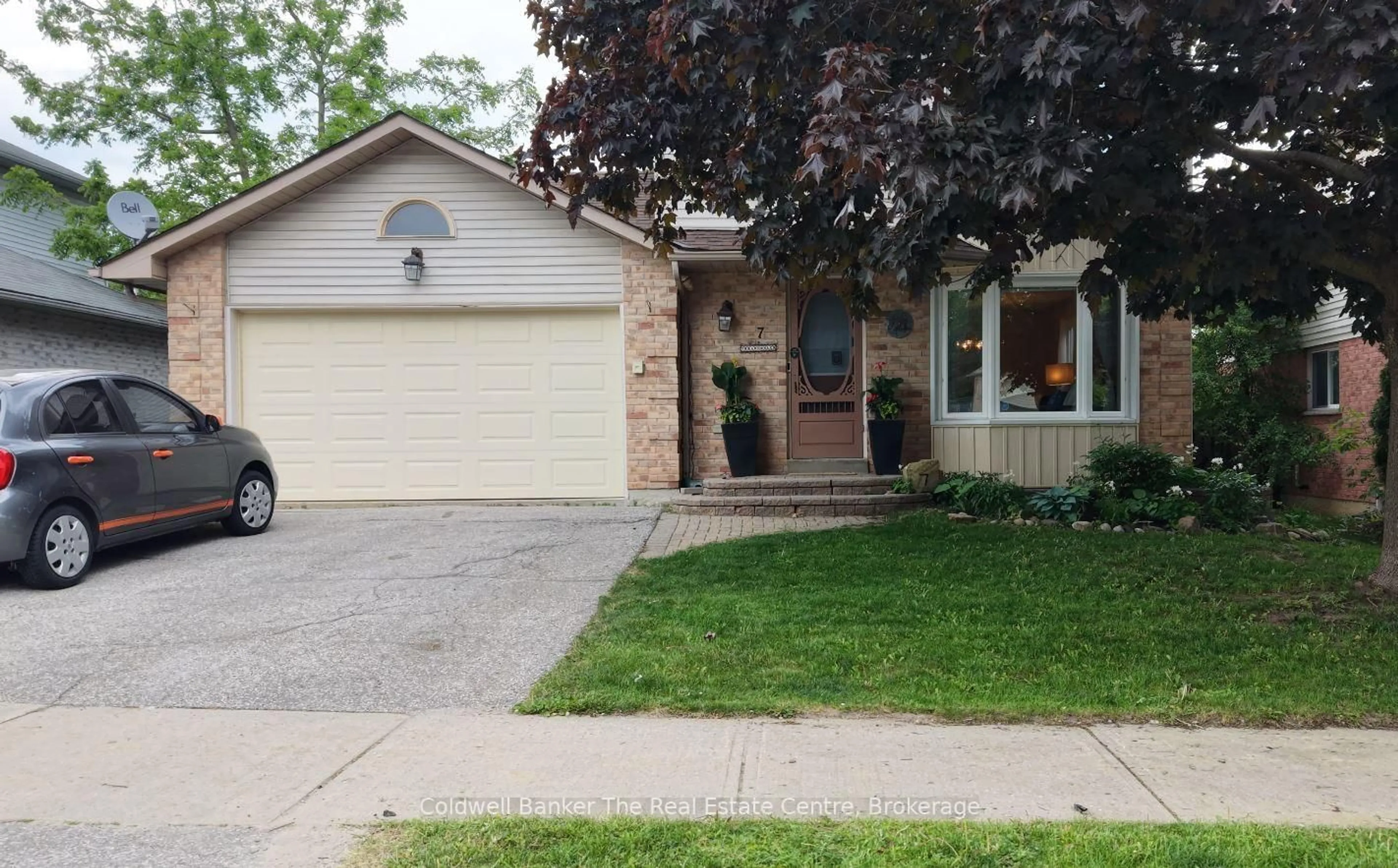 Home with vinyl exterior material, street for 7 Brandon Cres, Orillia Ontario L3V 7P5