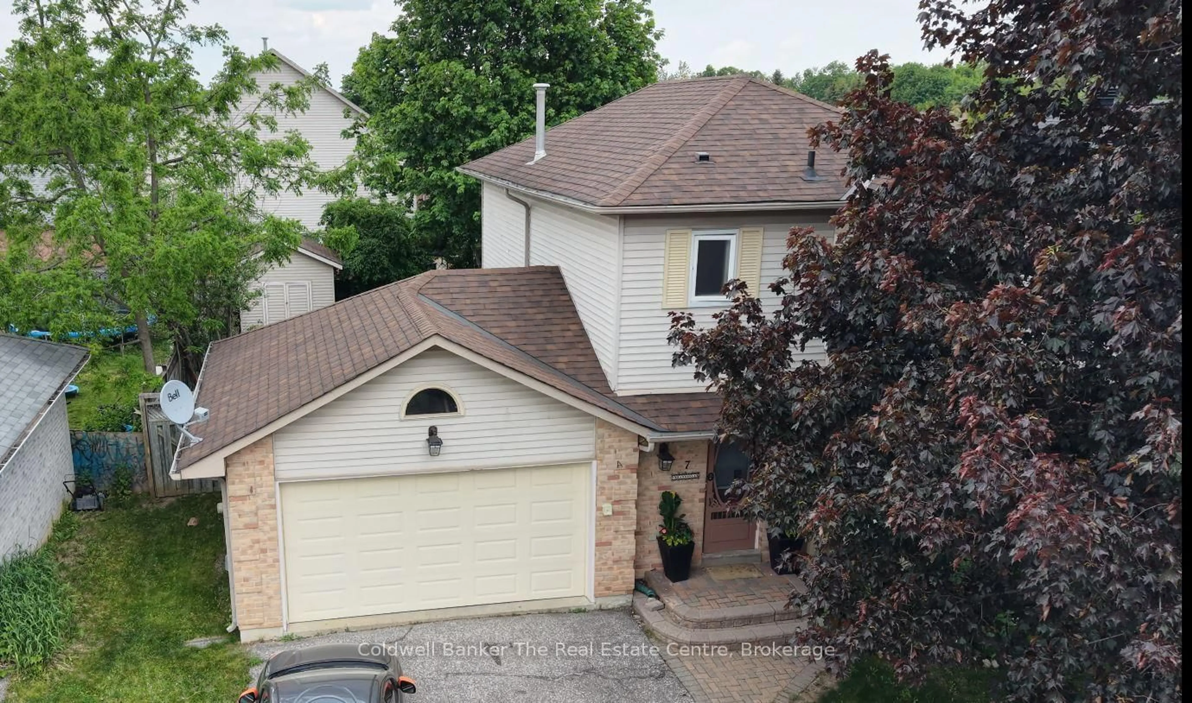 A pic from outside/outdoor area/front of a property/back of a property/a pic from drone, street for 7 Brandon Cres, Orillia Ontario L3V 7P5