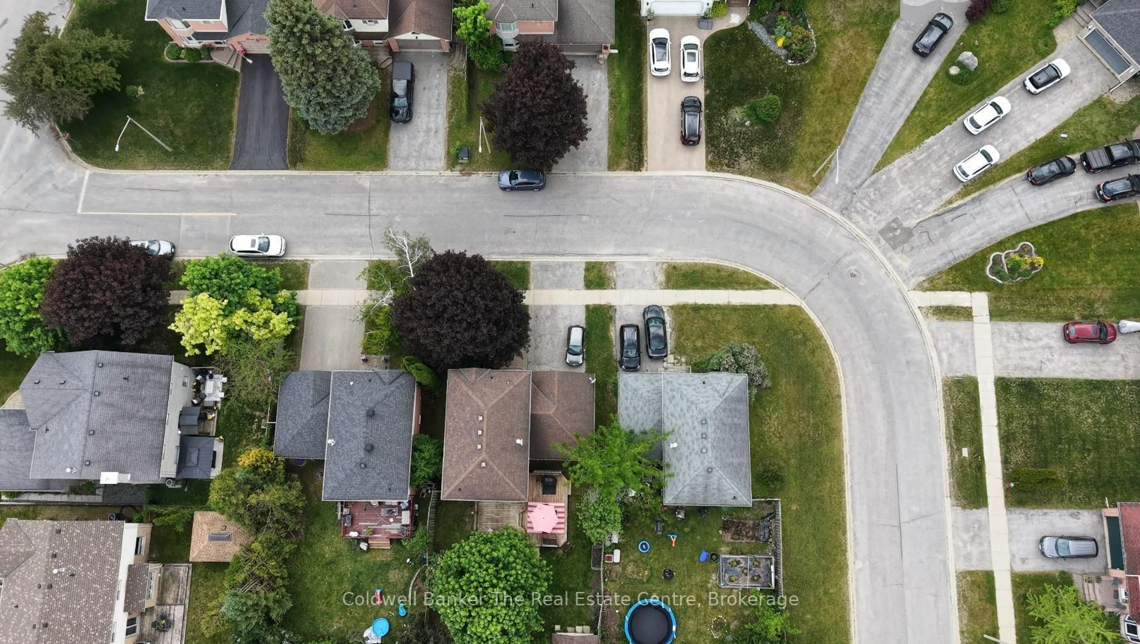 A pic from outside/outdoor area/front of a property/back of a property/a pic from drone, street for 7 Brandon Cres, Orillia Ontario L3V 7P5