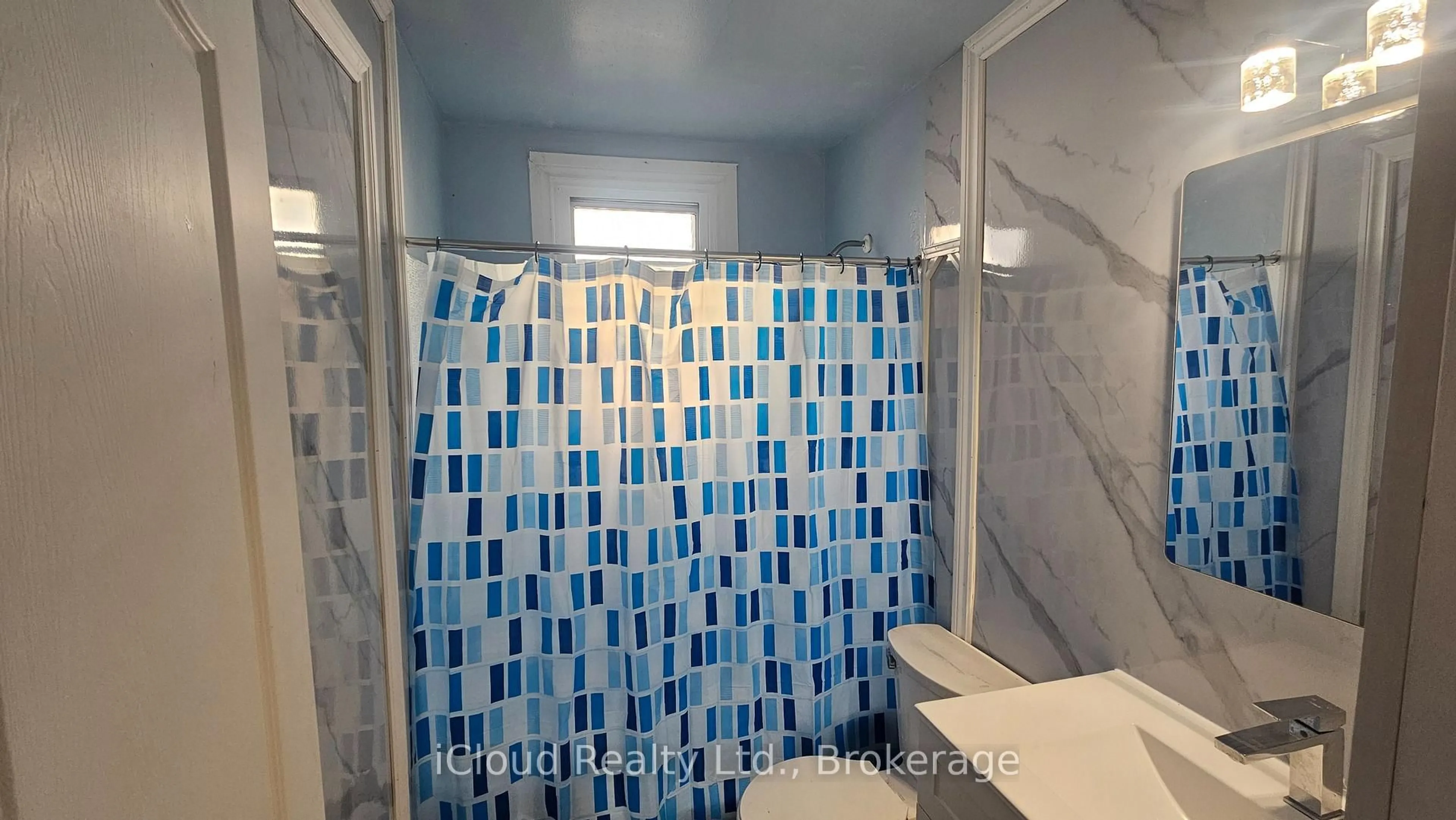 Standard bathroom, ceramic/tile floor for 241 John St, Orillia Ontario L3V 3H8