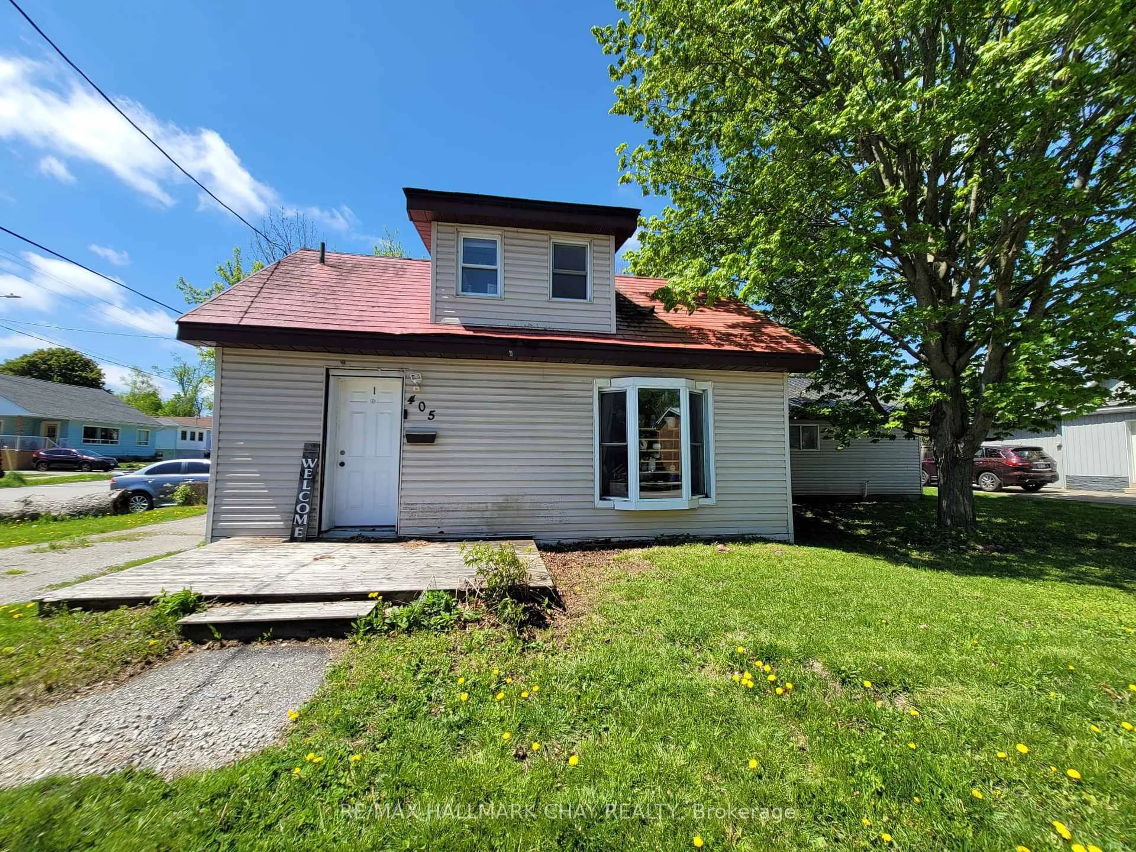 A pic from outside/outdoor area/front of a property/back of a property/a pic from drone, street for 405 FOREST Ave, Orillia Ontario L3V 3Z2