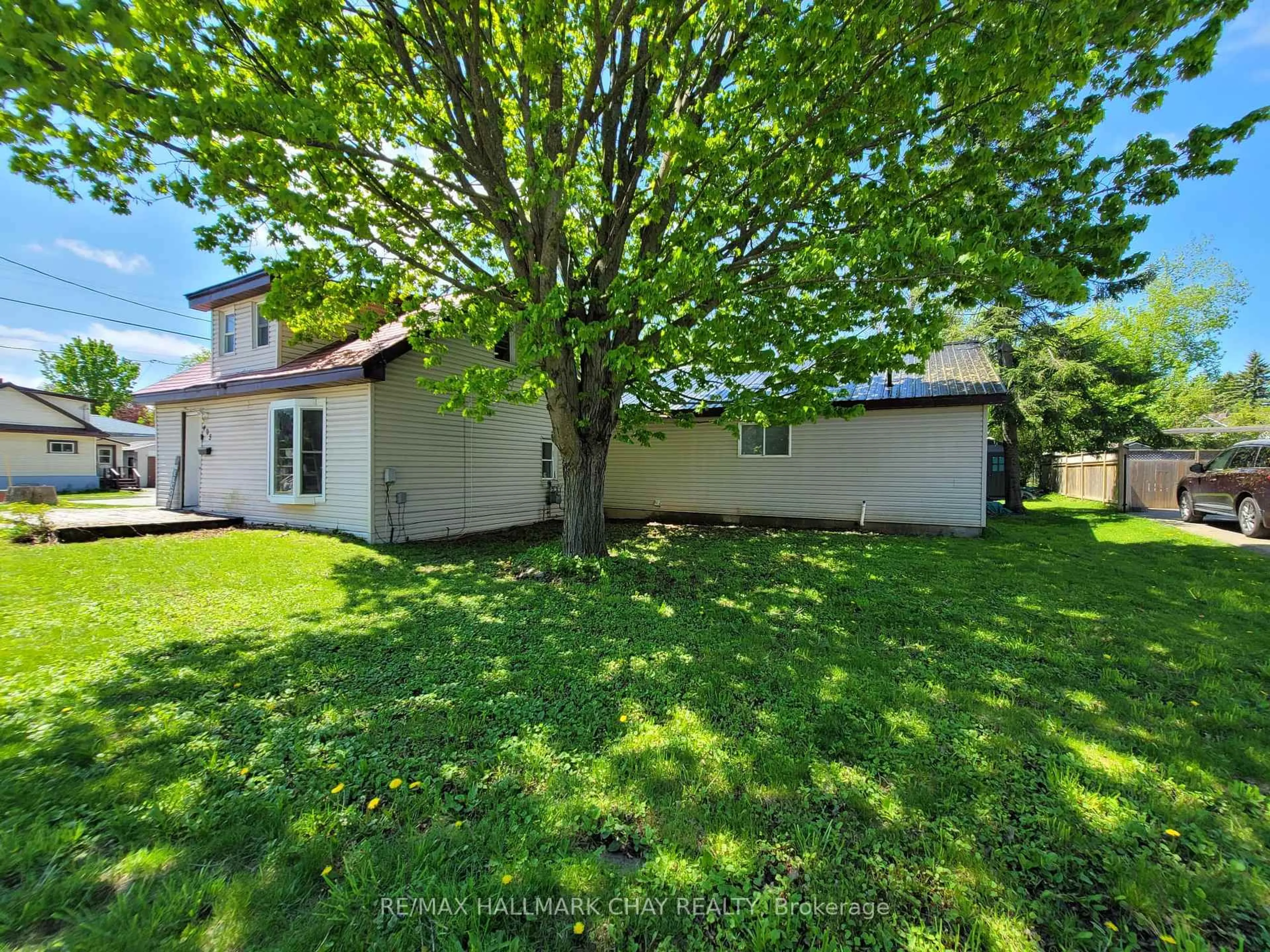 A pic from outside/outdoor area/front of a property/back of a property/a pic from drone, street for 405 FOREST Ave, Orillia Ontario L3V 3Z2