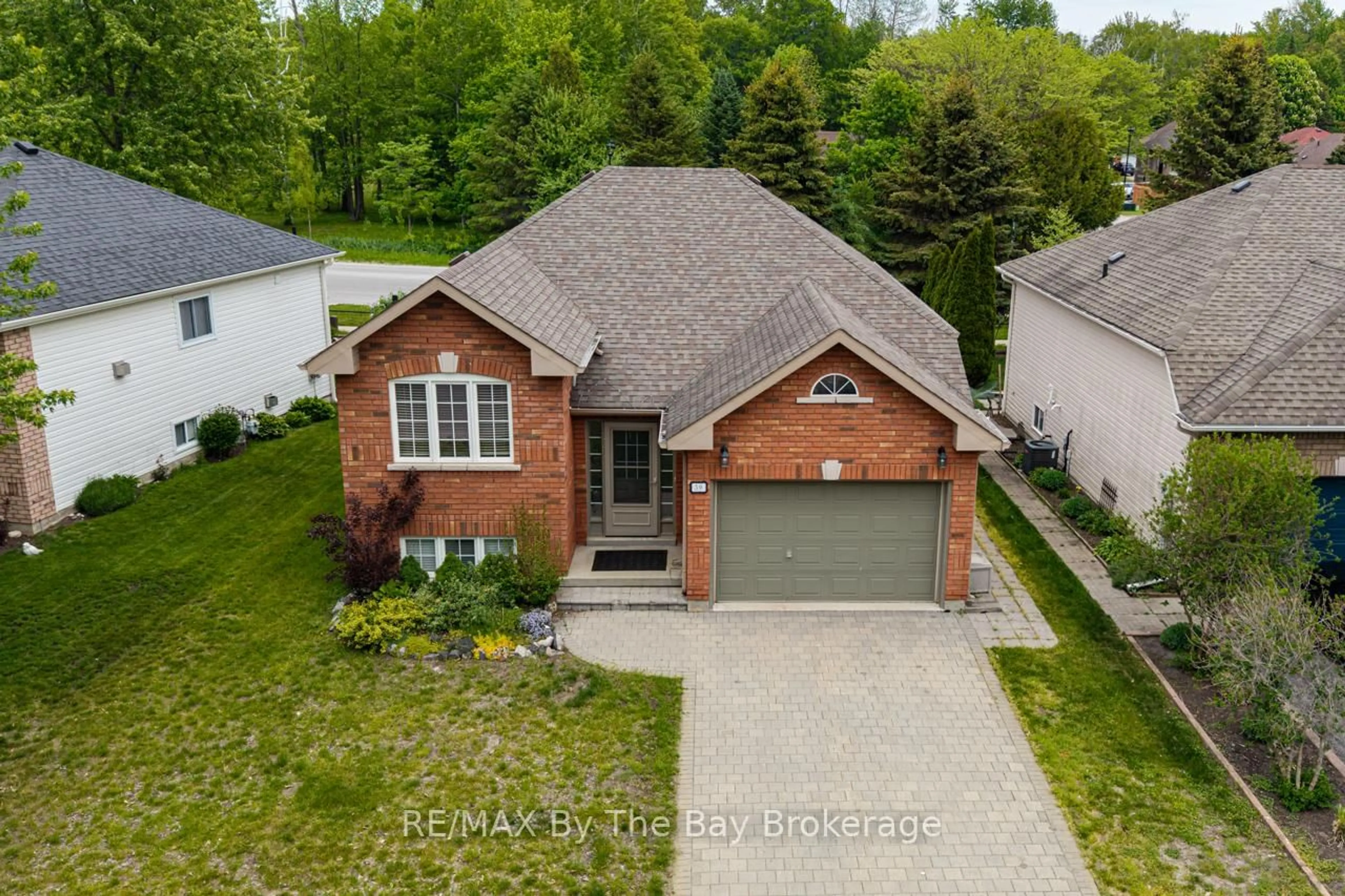 A pic from outside/outdoor area/front of a property/back of a property/a pic from drone, street for 39 Rose Valley Way, Wasaga Beach Ontario L9Z 3C5