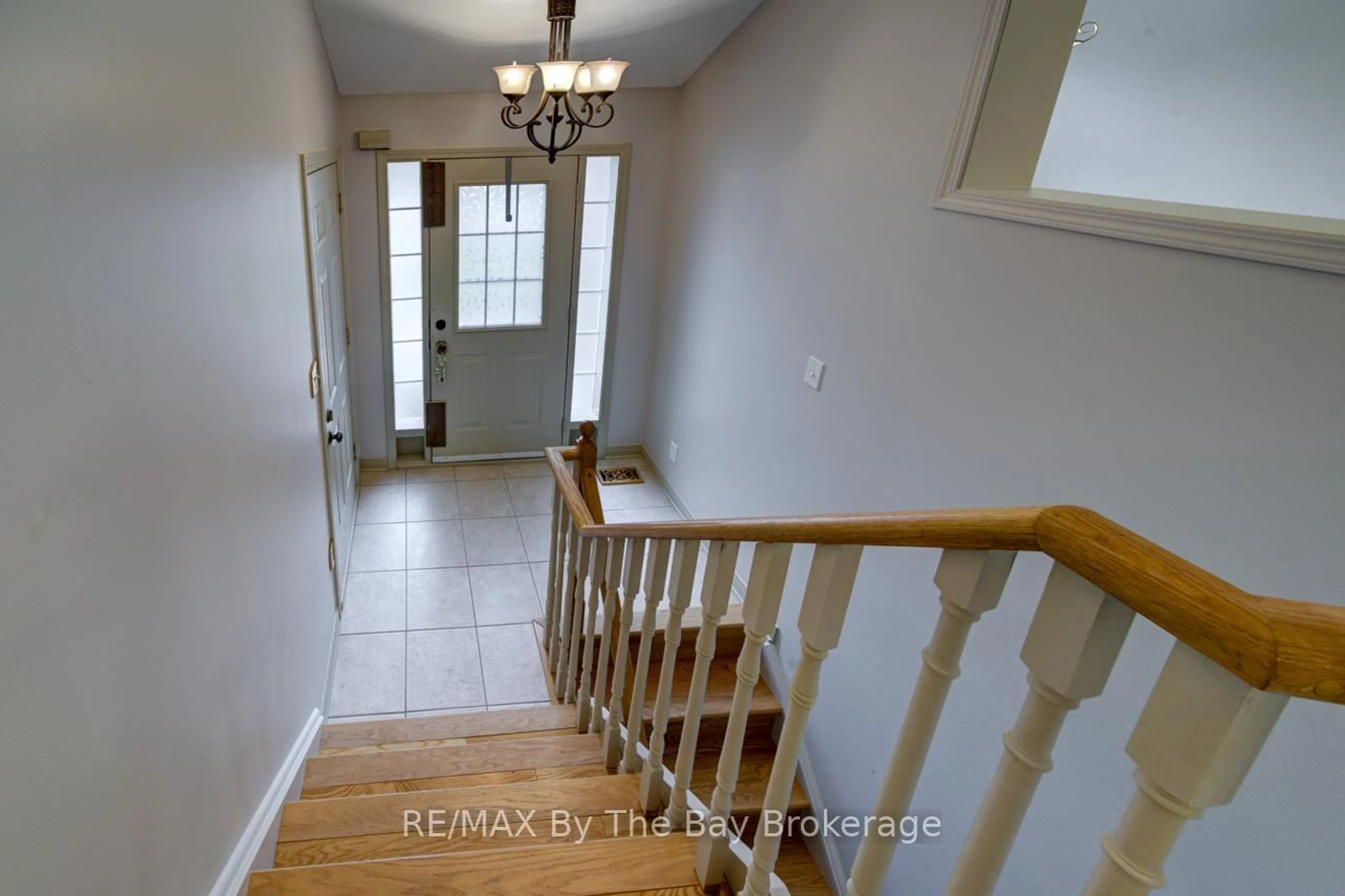 Indoor entryway for 39 Rose Valley Way, Wasaga Beach Ontario L9Z 3C5