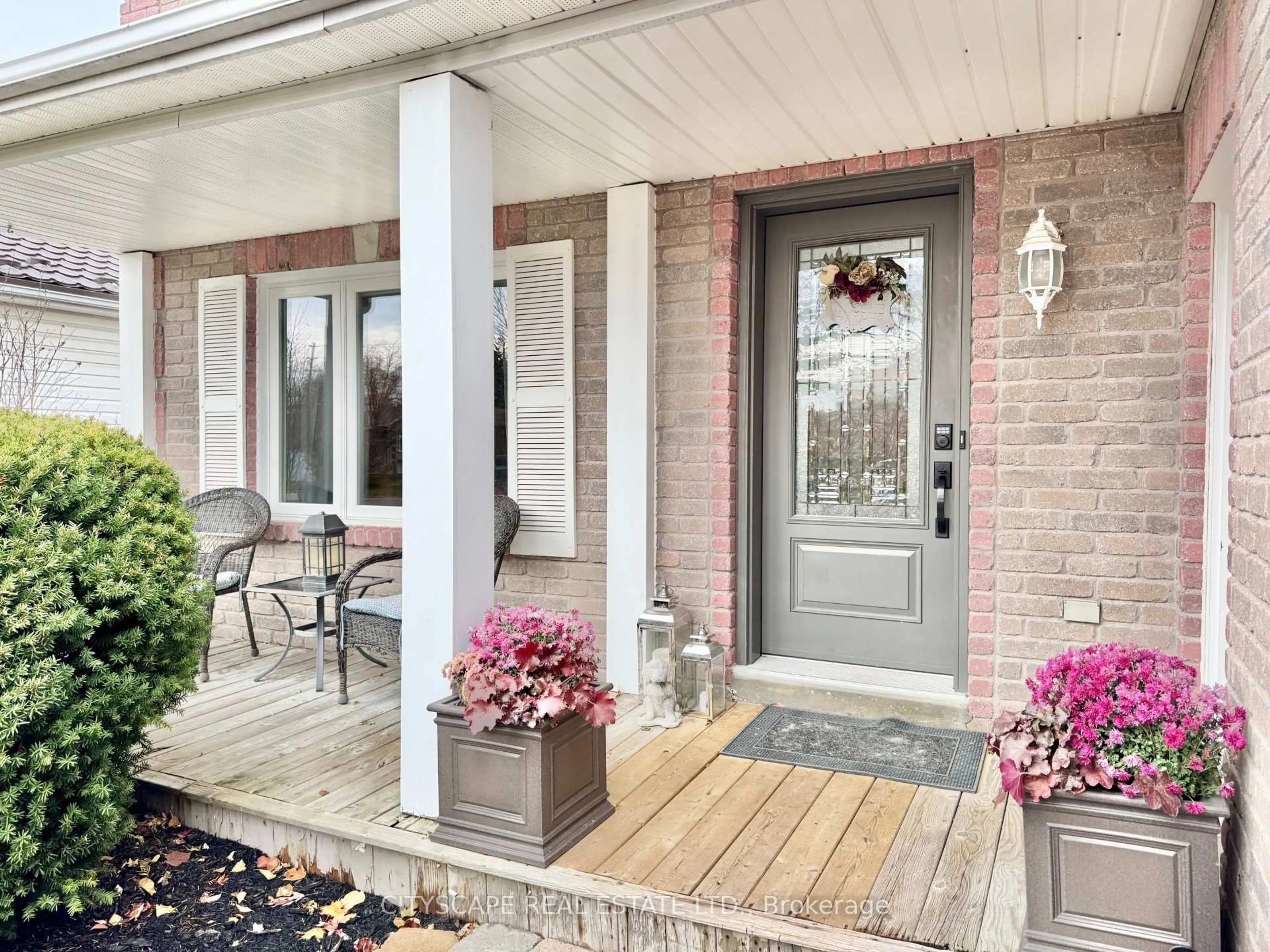 Indoor entryway for 189 Churchland Dr, Barrie Ontario L4N 8N6