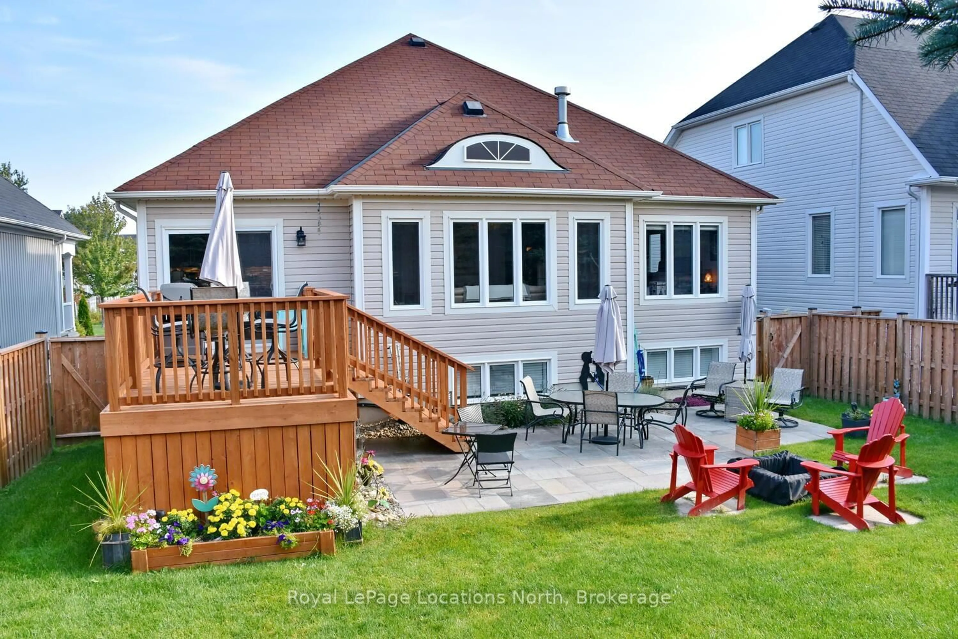 Home with vinyl exterior material, street for 26 Starboard Circ, Wasaga Beach Ontario L9Z 0E9