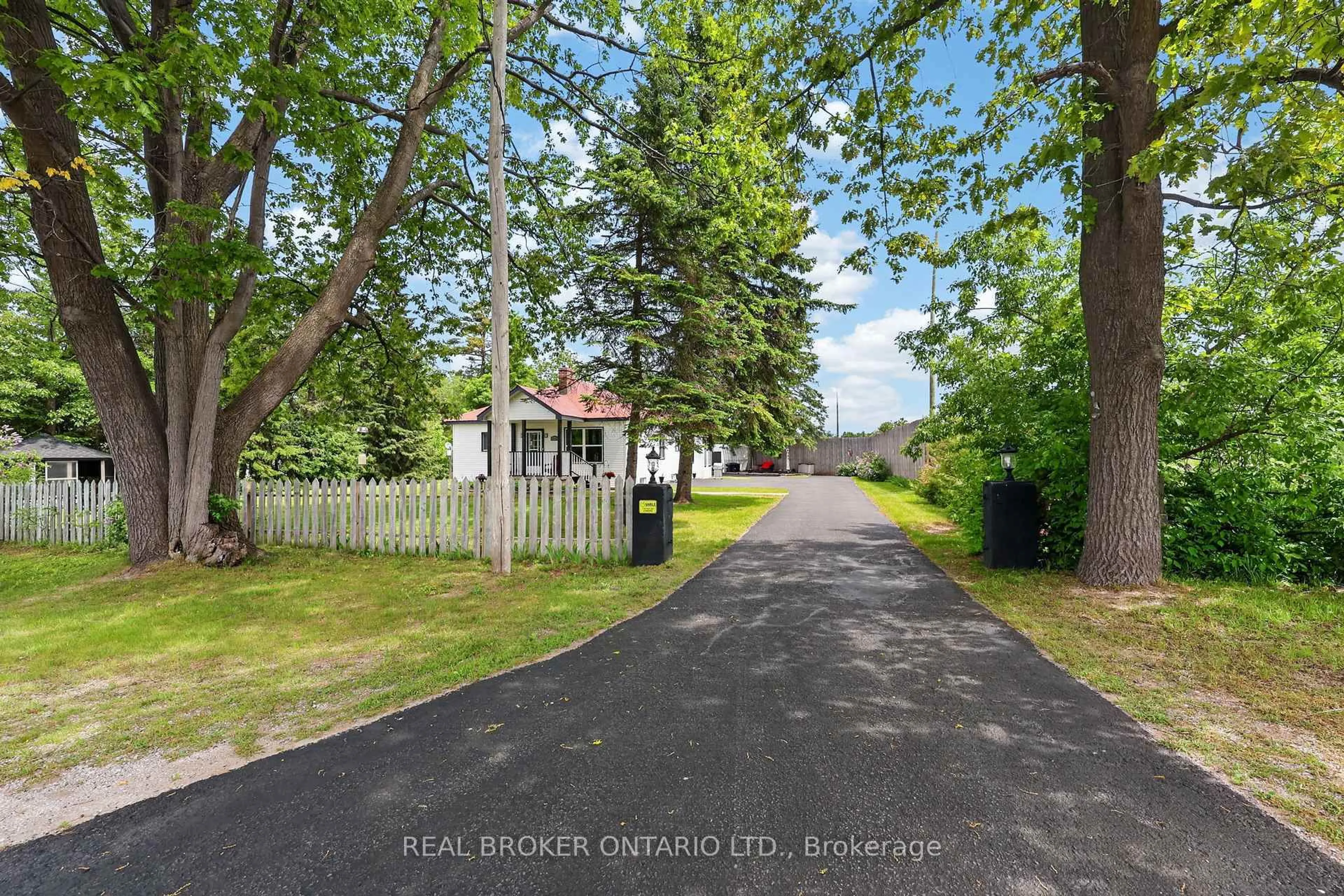 A pic from outside/outdoor area/front of a property/back of a property/a pic from drone, street for 4675 Uhthoff Line, Orillia Ontario L3V 6H2