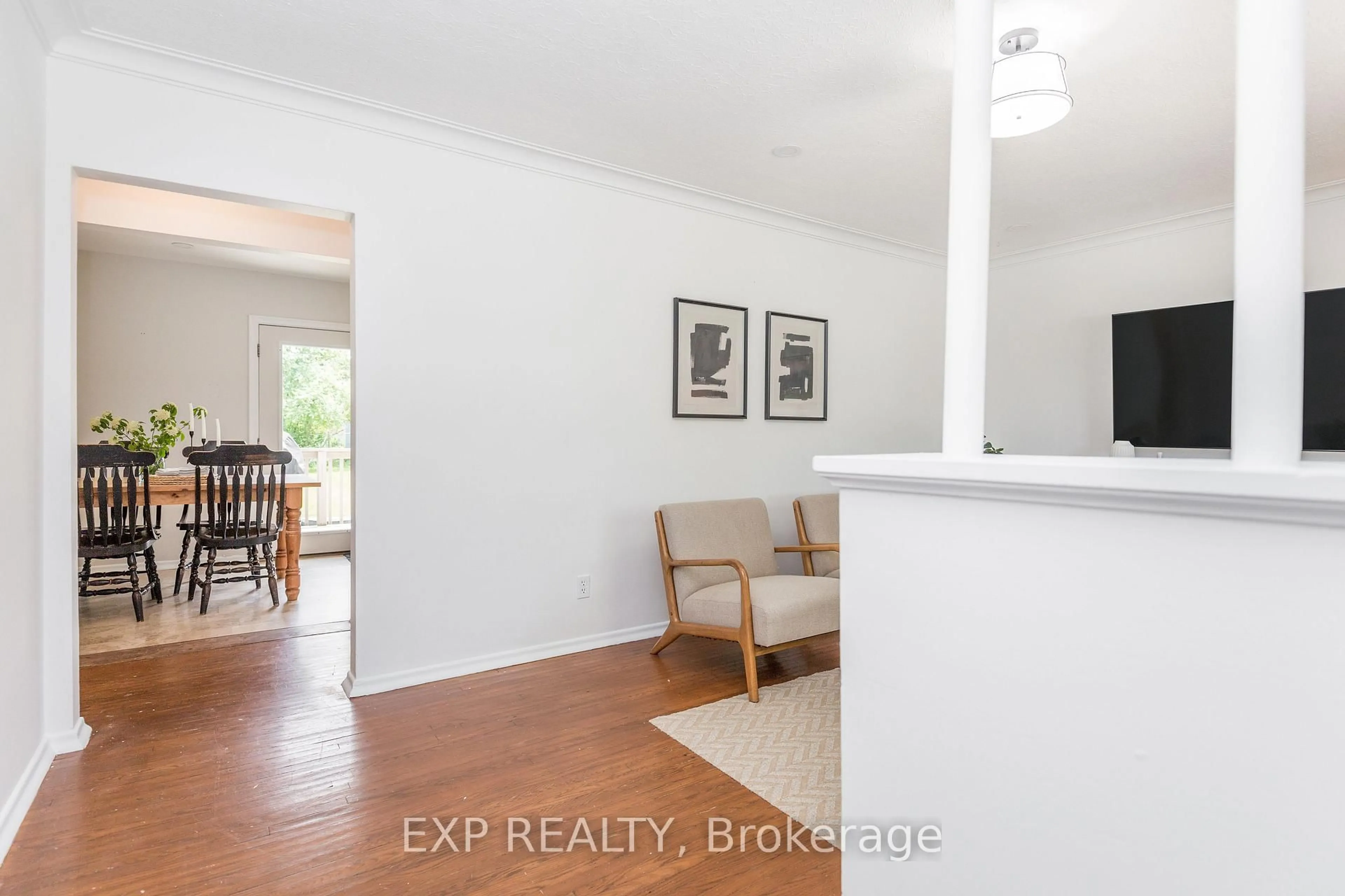 Indoor entryway for 93 North St, Orillia Ontario L3V 3S7