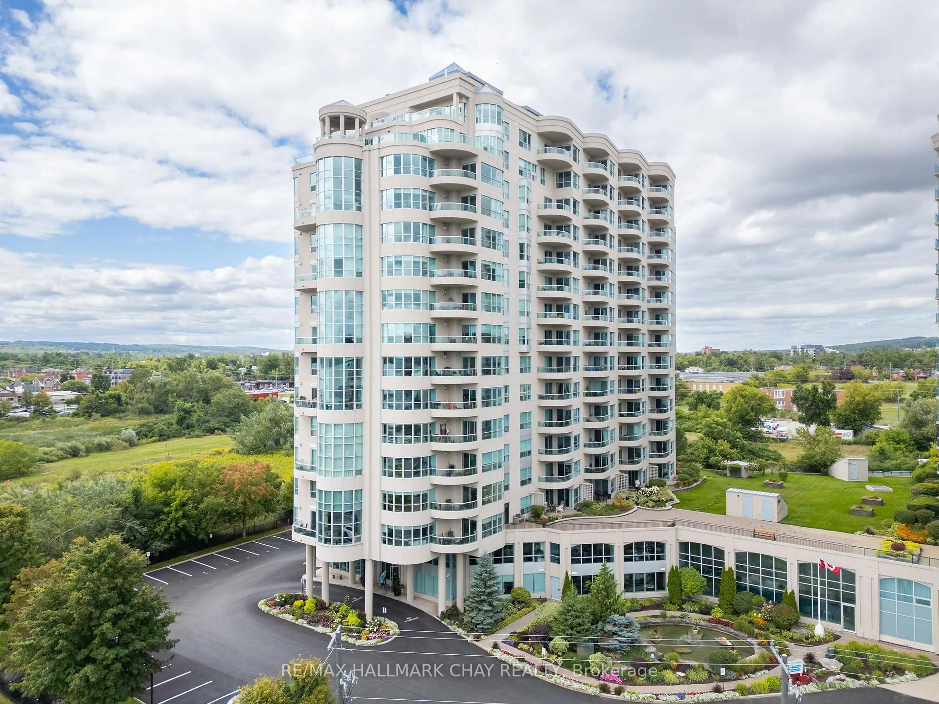 A pic from outside/outdoor area/front of a property/back of a property/a pic from drone, building for 2 Toronto St #310, Barrie Ontario L4N 9R2