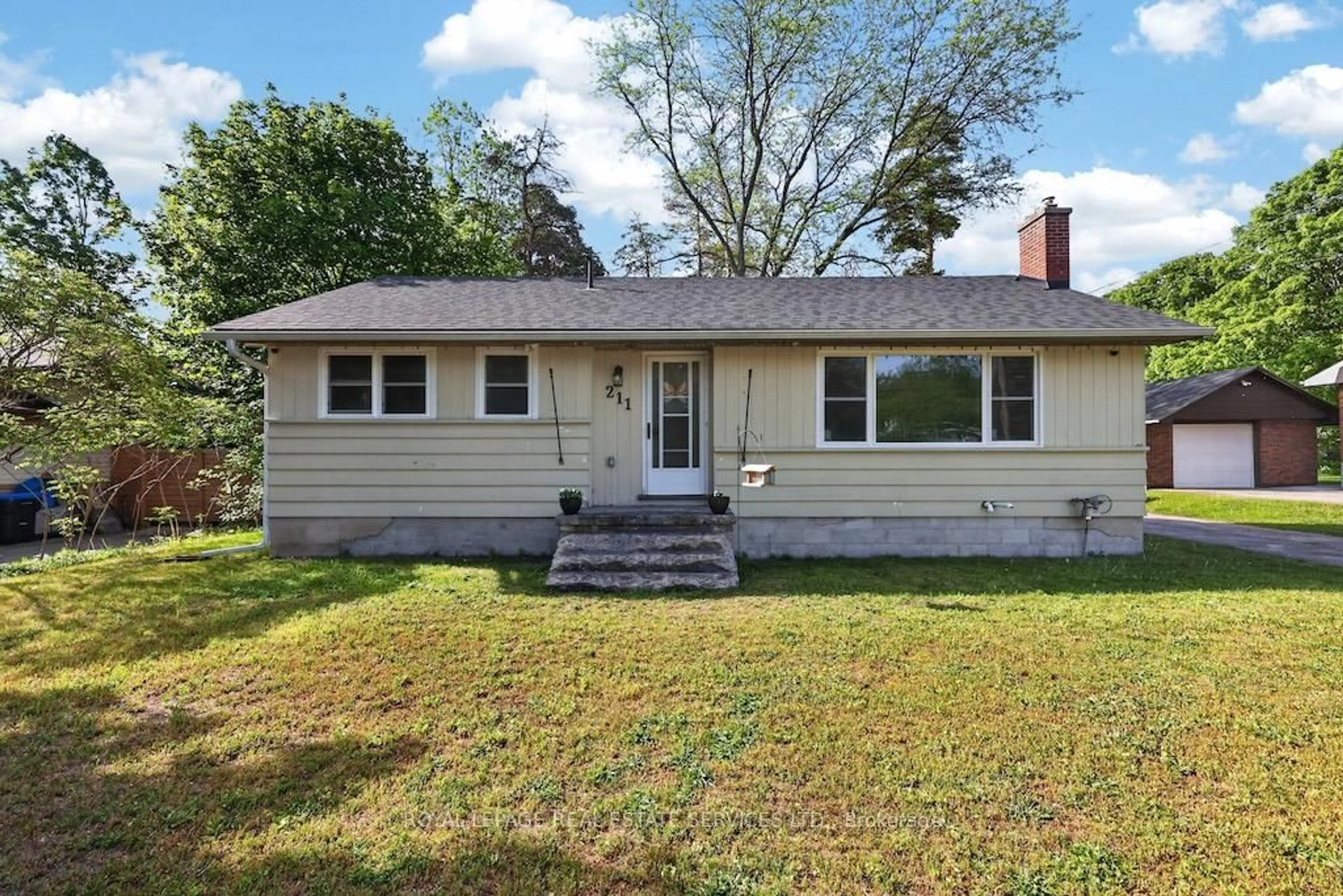 Home with vinyl exterior material, street for 211 McCrea Dr, Clearview Ontario L0M 1S0