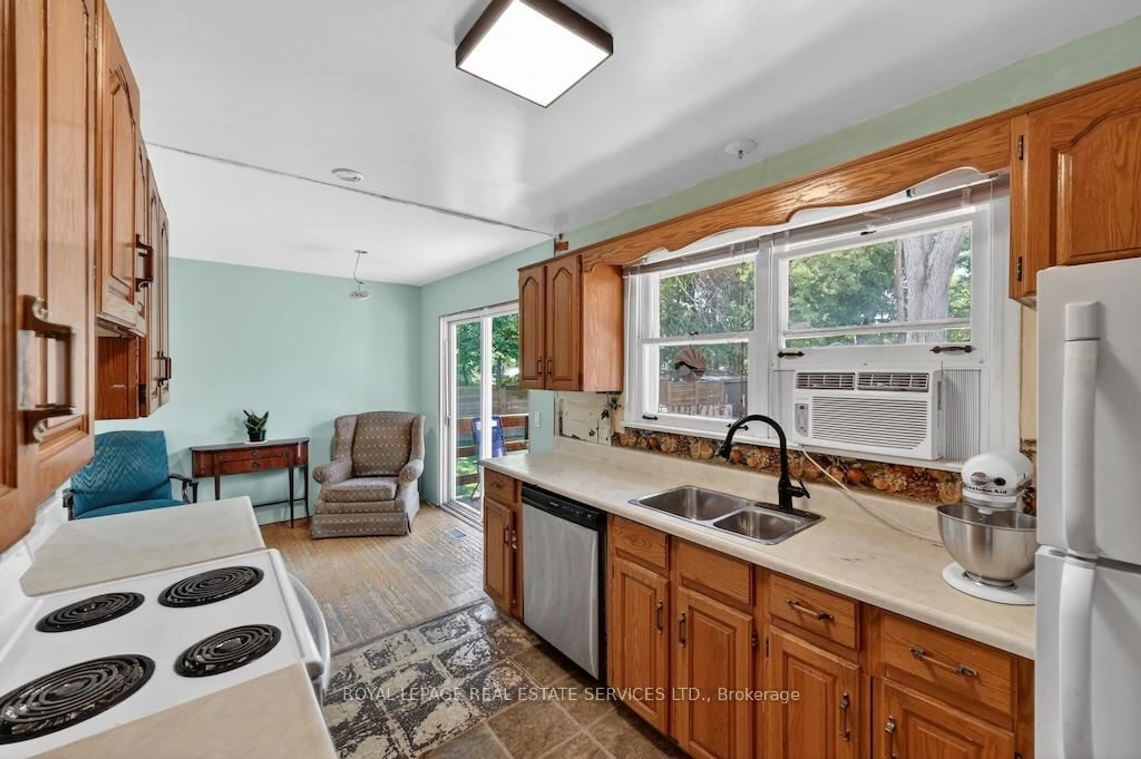 Open concept kitchen, ceramic/tile floor for 211 McCrea Dr, Clearview Ontario L0M 1S0