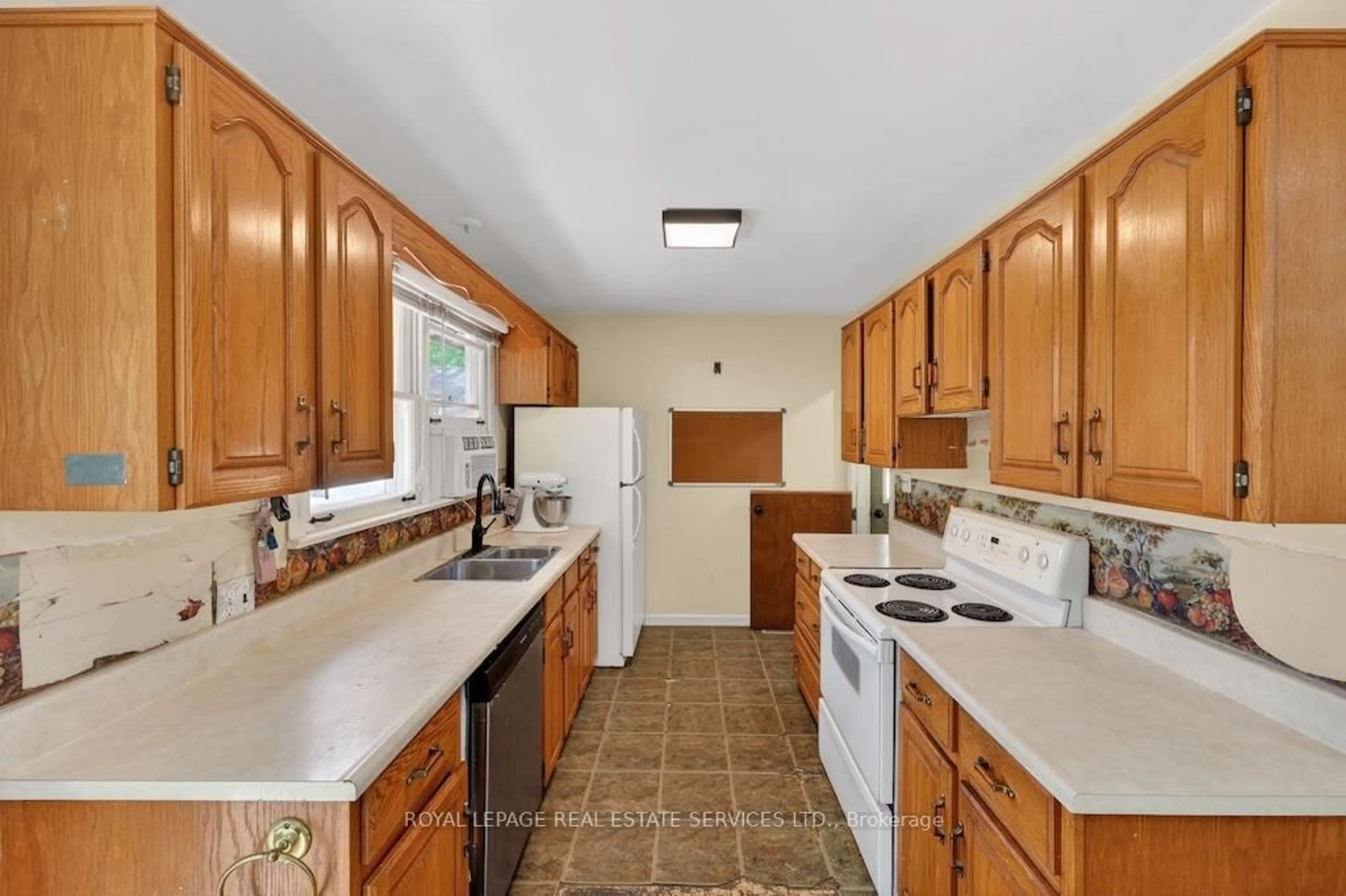 Standard kitchen, ceramic/tile floor for 211 McCrea Dr, Clearview Ontario L0M 1S0