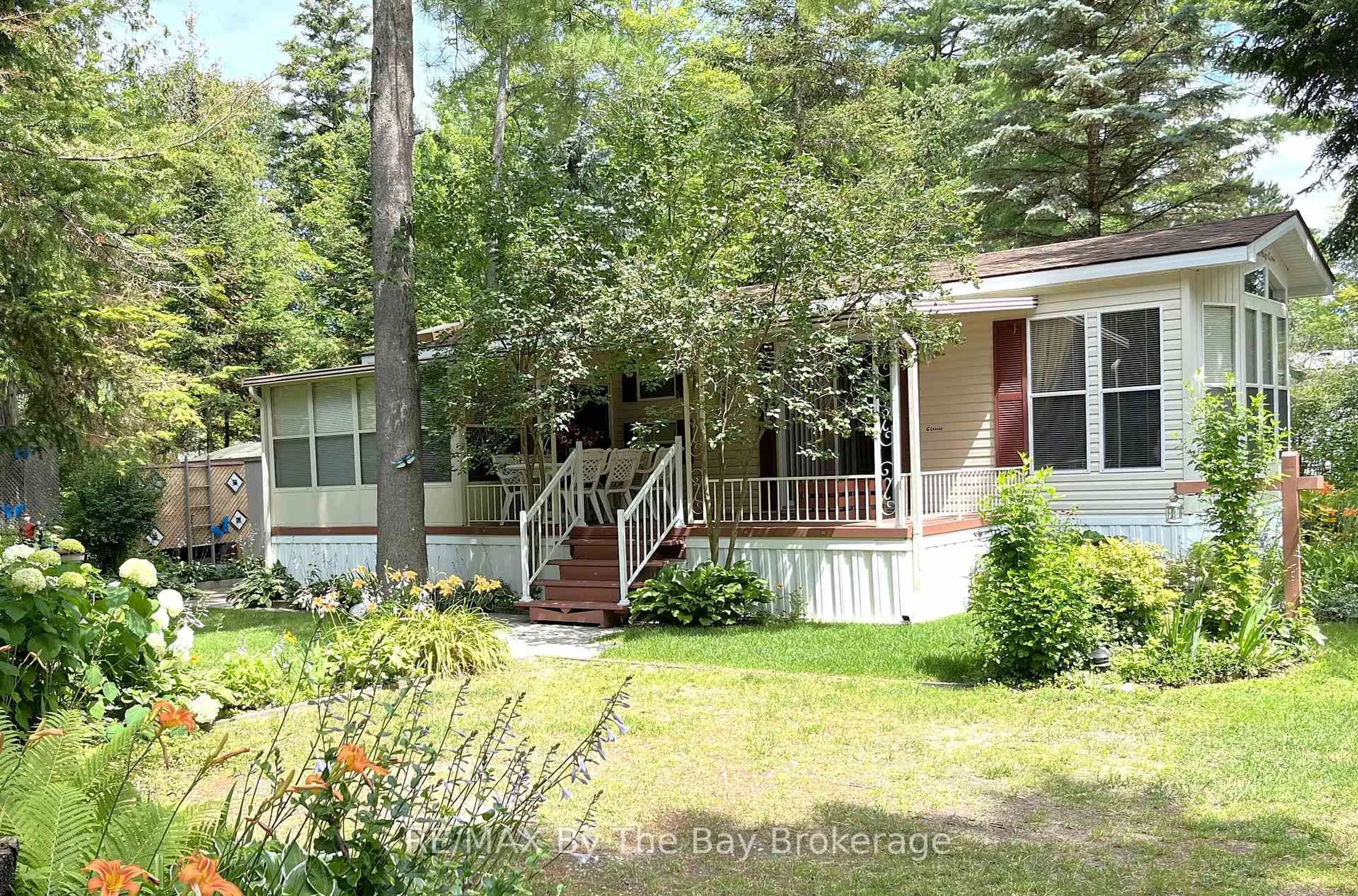 Home with vinyl exterior material, unknown for 85 Theme Park Dr #247, Wasaga Beach Ontario L9Z 1X7