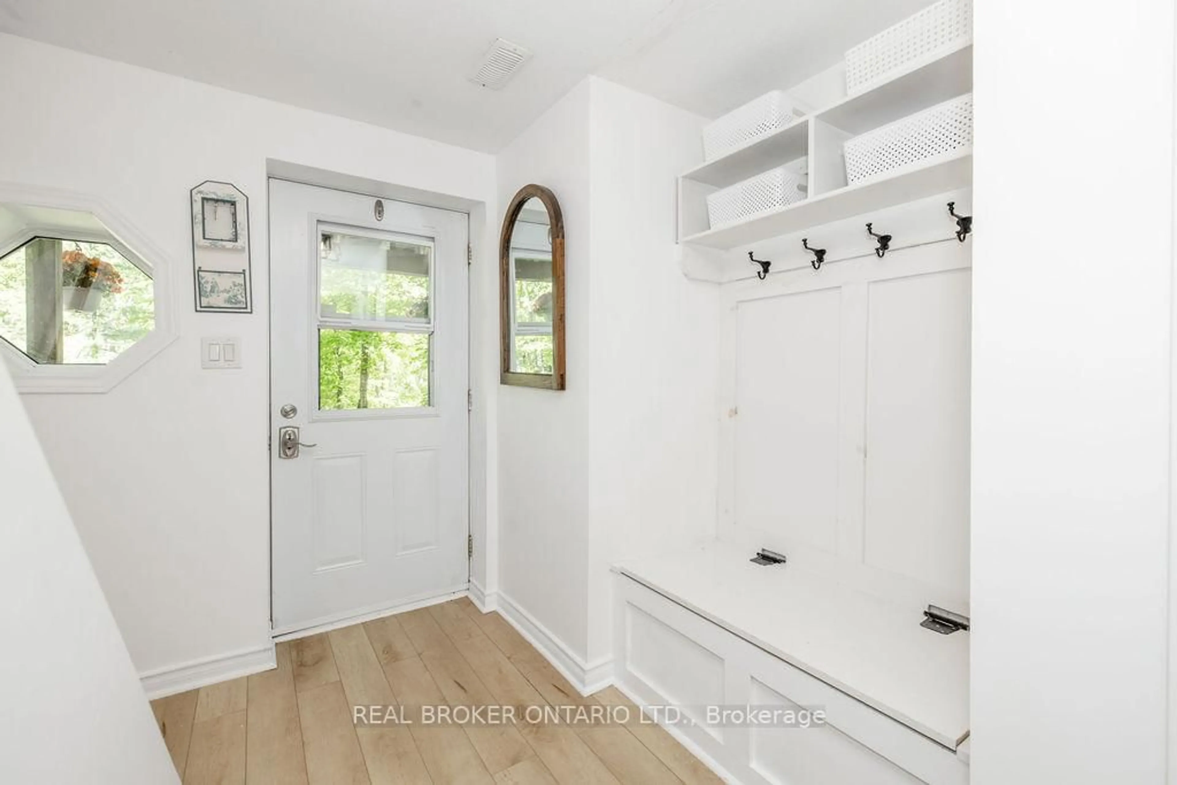 Indoor entryway for 63 Huronwoods Dr, Oro-Medonte Ontario L0K 1E0