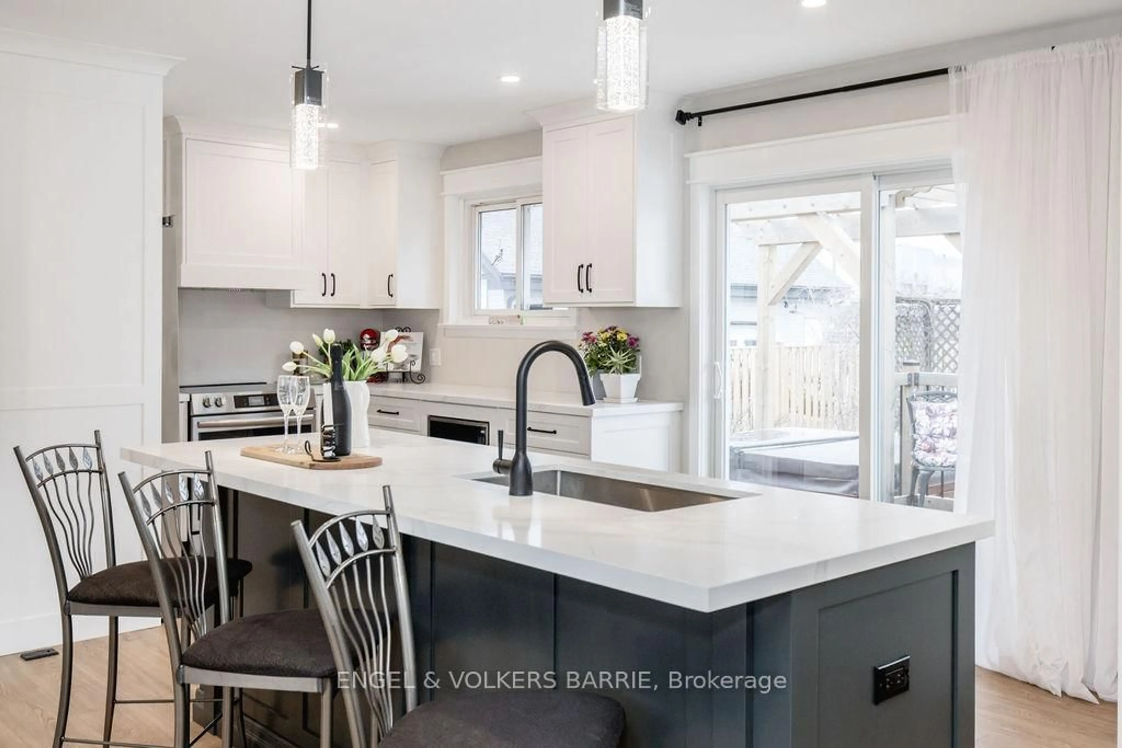 Contemporary kitchen, unknown for 68 Ottaway Ave, Barrie Ontario L4M 2X2
