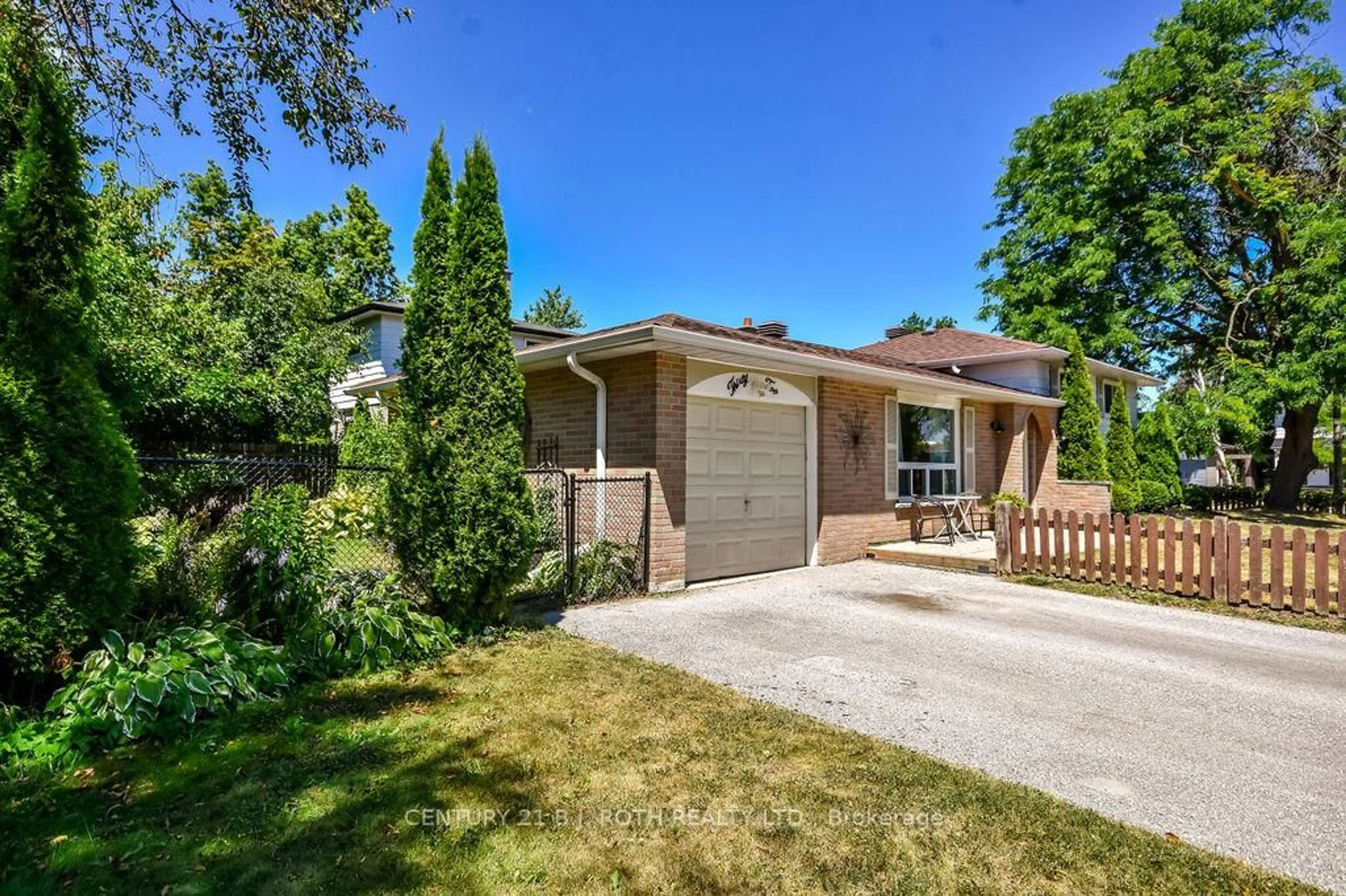 Home with brick exterior material, street for 32 Lonsdale Pl, Barrie Ontario L4M 4J1