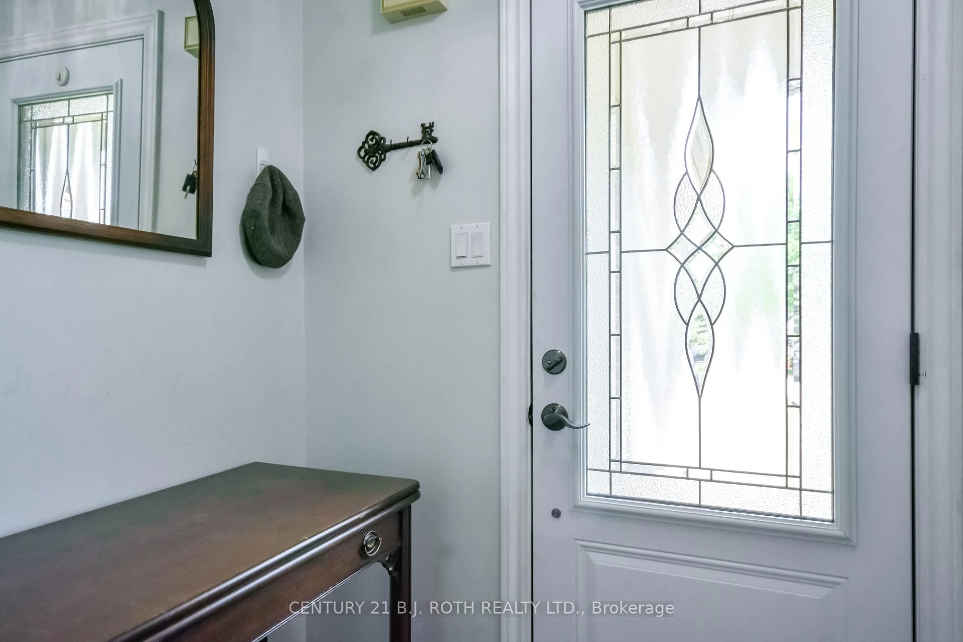 Indoor entryway for 24 Pae Dr, Barrie Ontario L4N 7N7