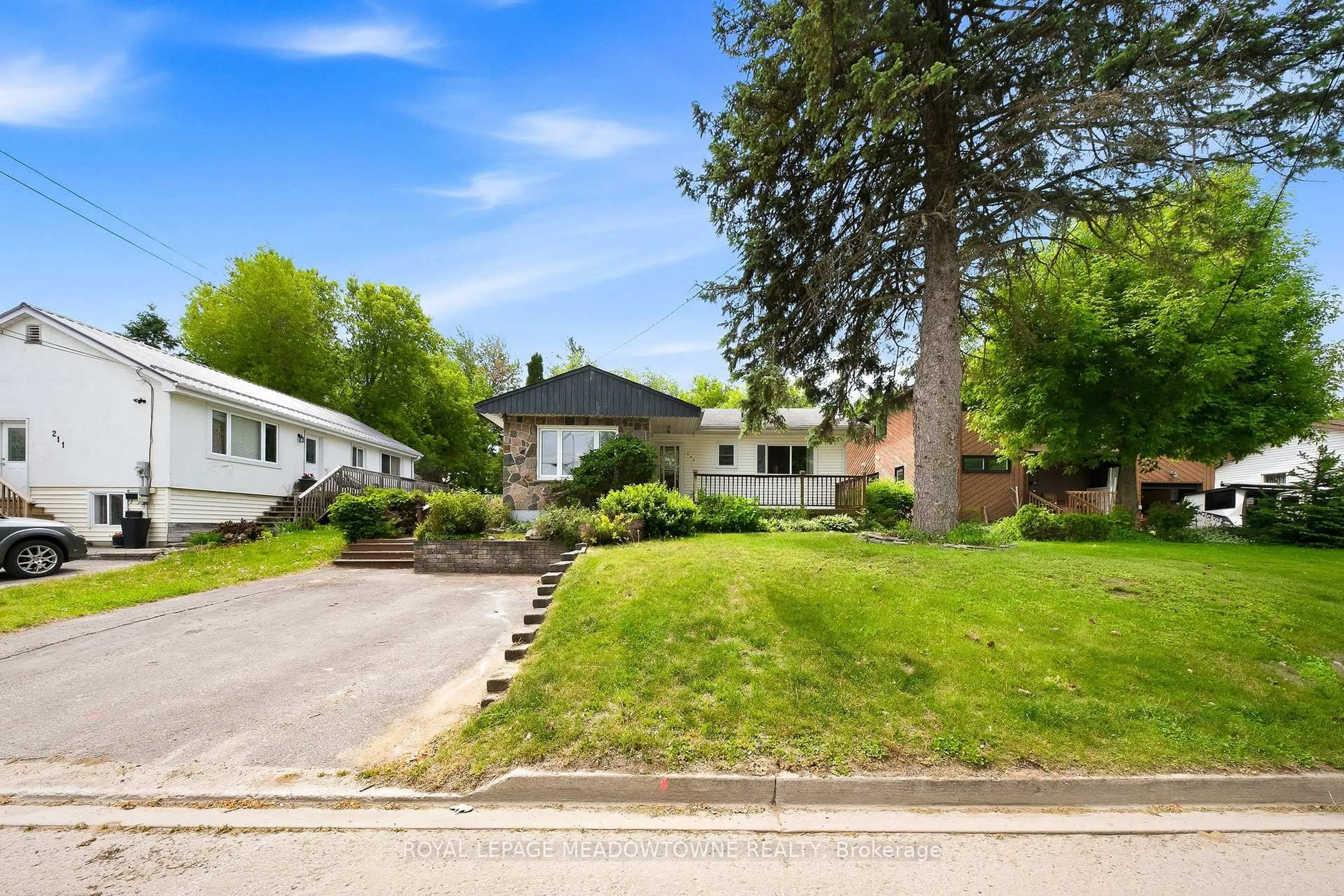 A pic from outside/outdoor area/front of a property/back of a property/a pic from drone, street for 209 Cliff Rd, Barrie Ontario L4N 3X5