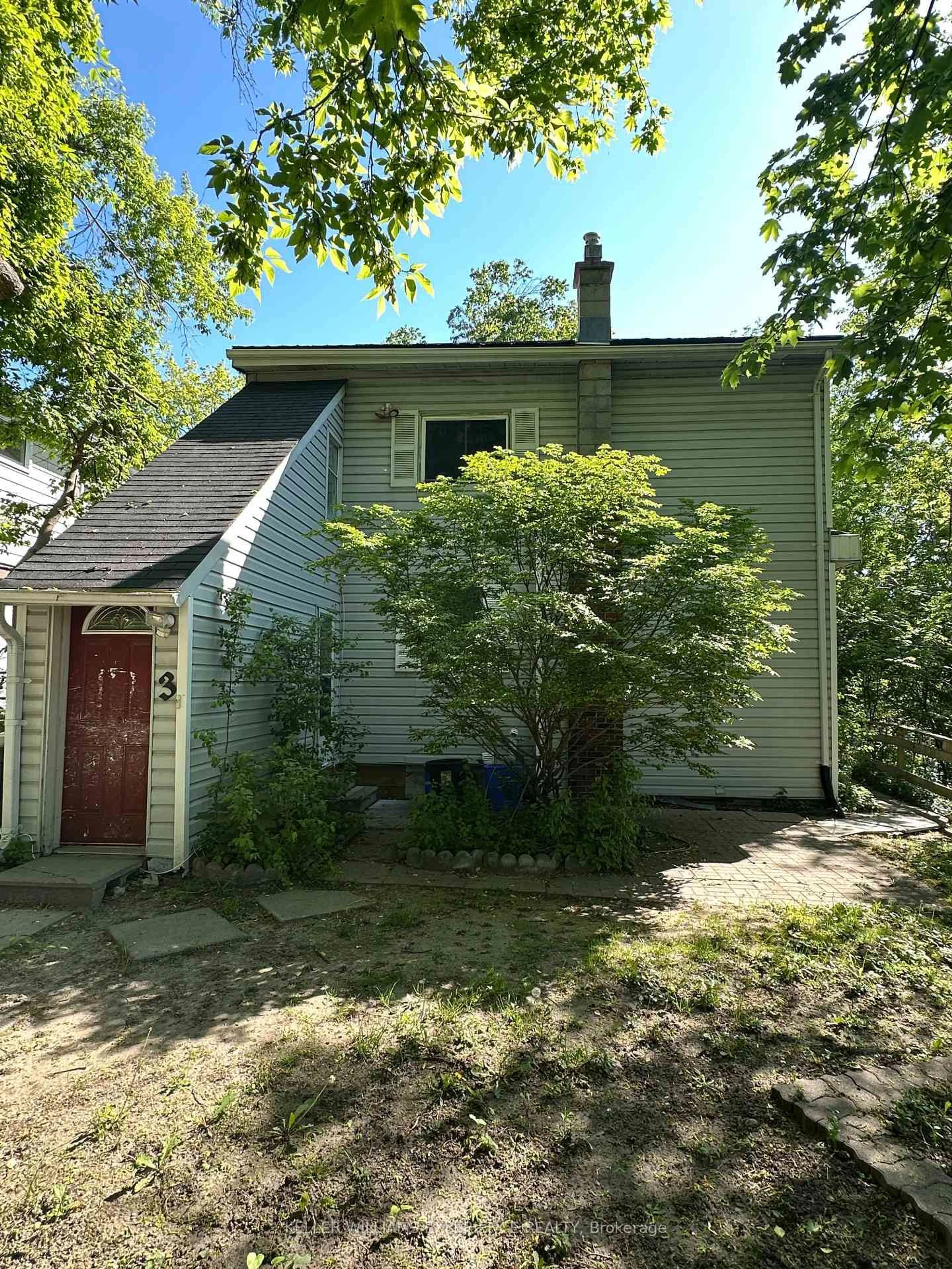 A pic from outside/outdoor area/front of a property/back of a property/a pic from drone, street for 116 Maple Ave, Barrie Ontario L4N 1S4