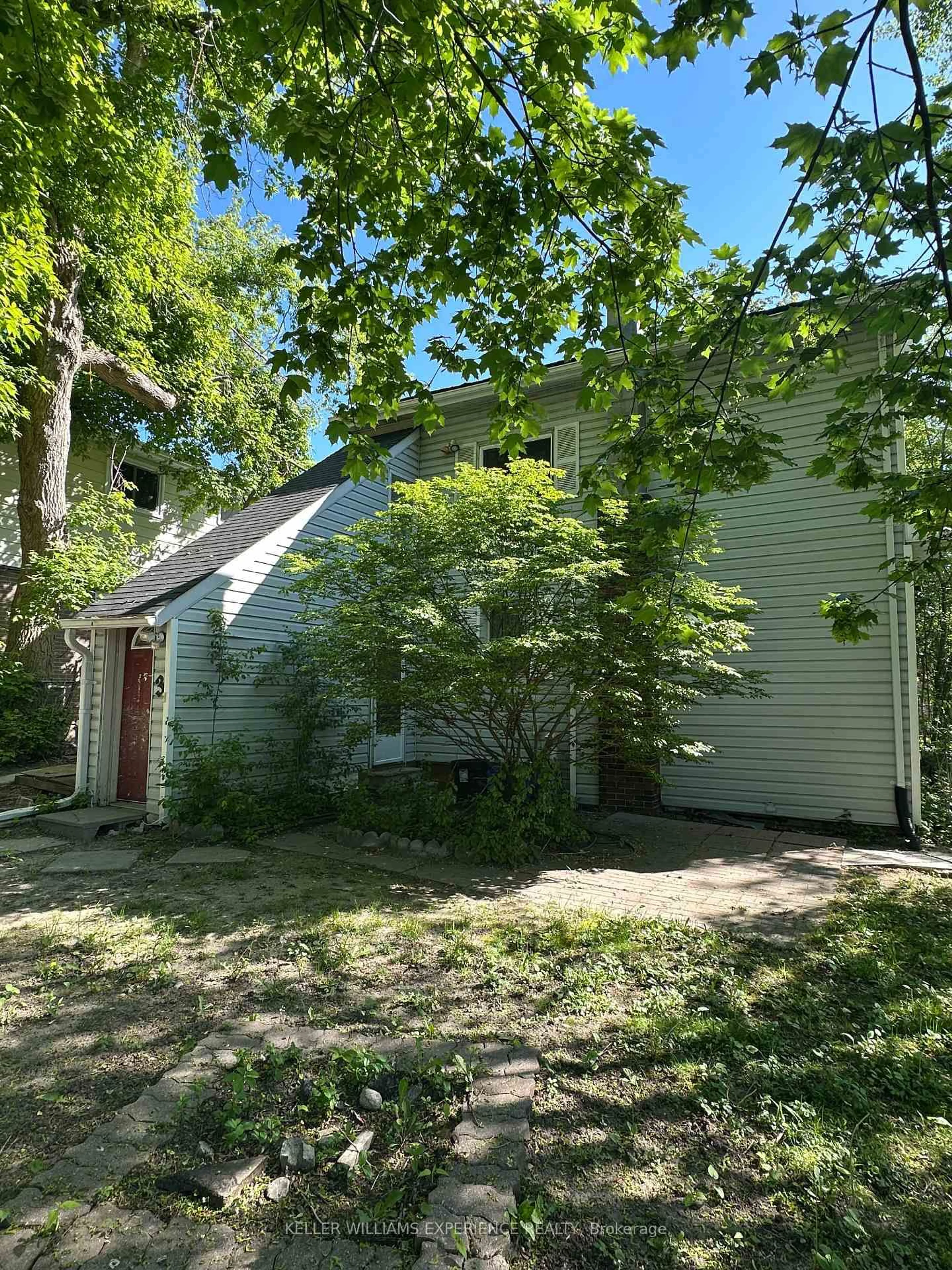 A pic from outside/outdoor area/front of a property/back of a property/a pic from drone, street for 116 Maple Ave, Barrie Ontario L4N 1S4