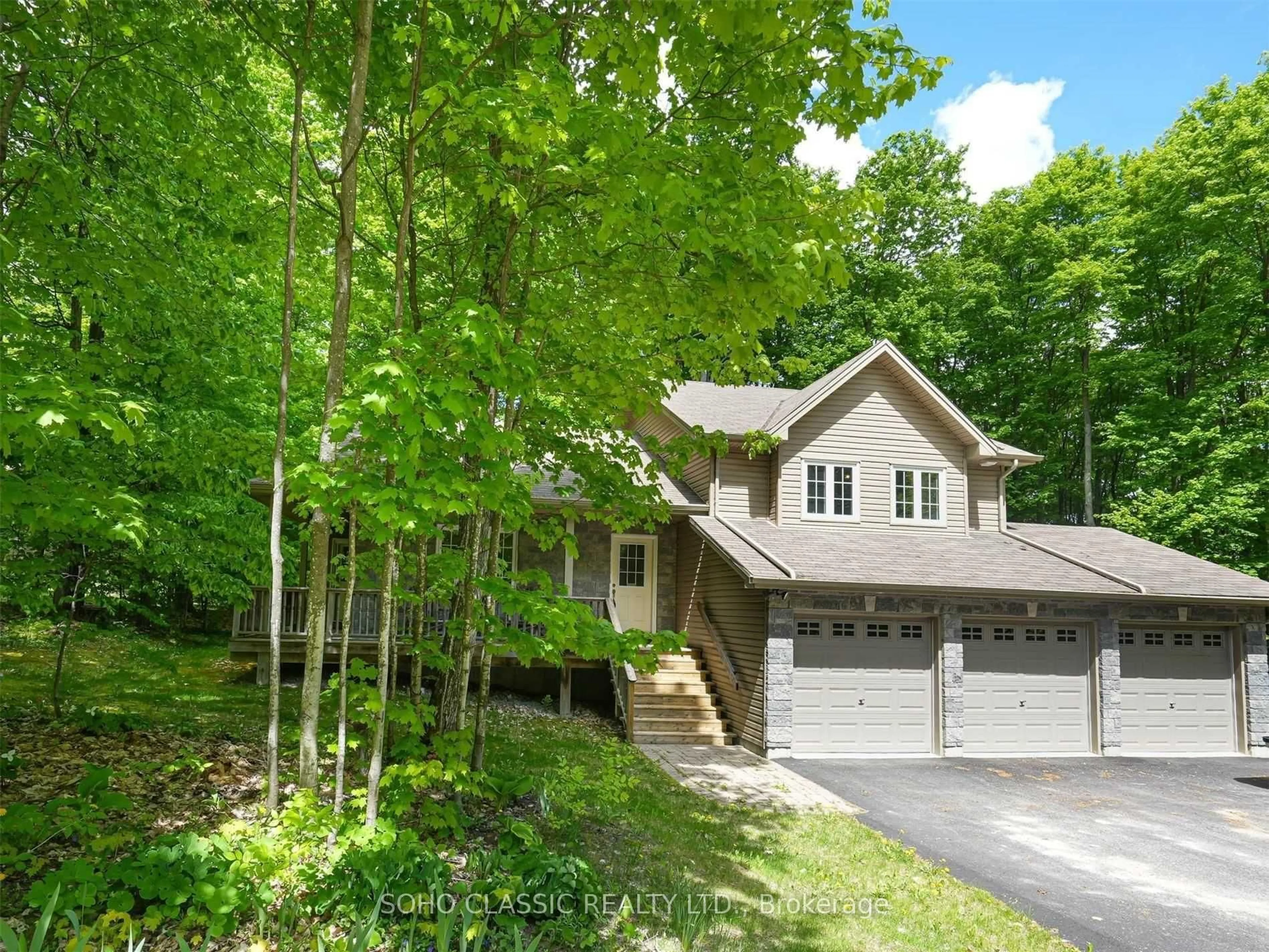 Home with vinyl exterior material, forest/trees view for 16 Oneida Ave, Oro-Medonte Ontario L0K 1E0