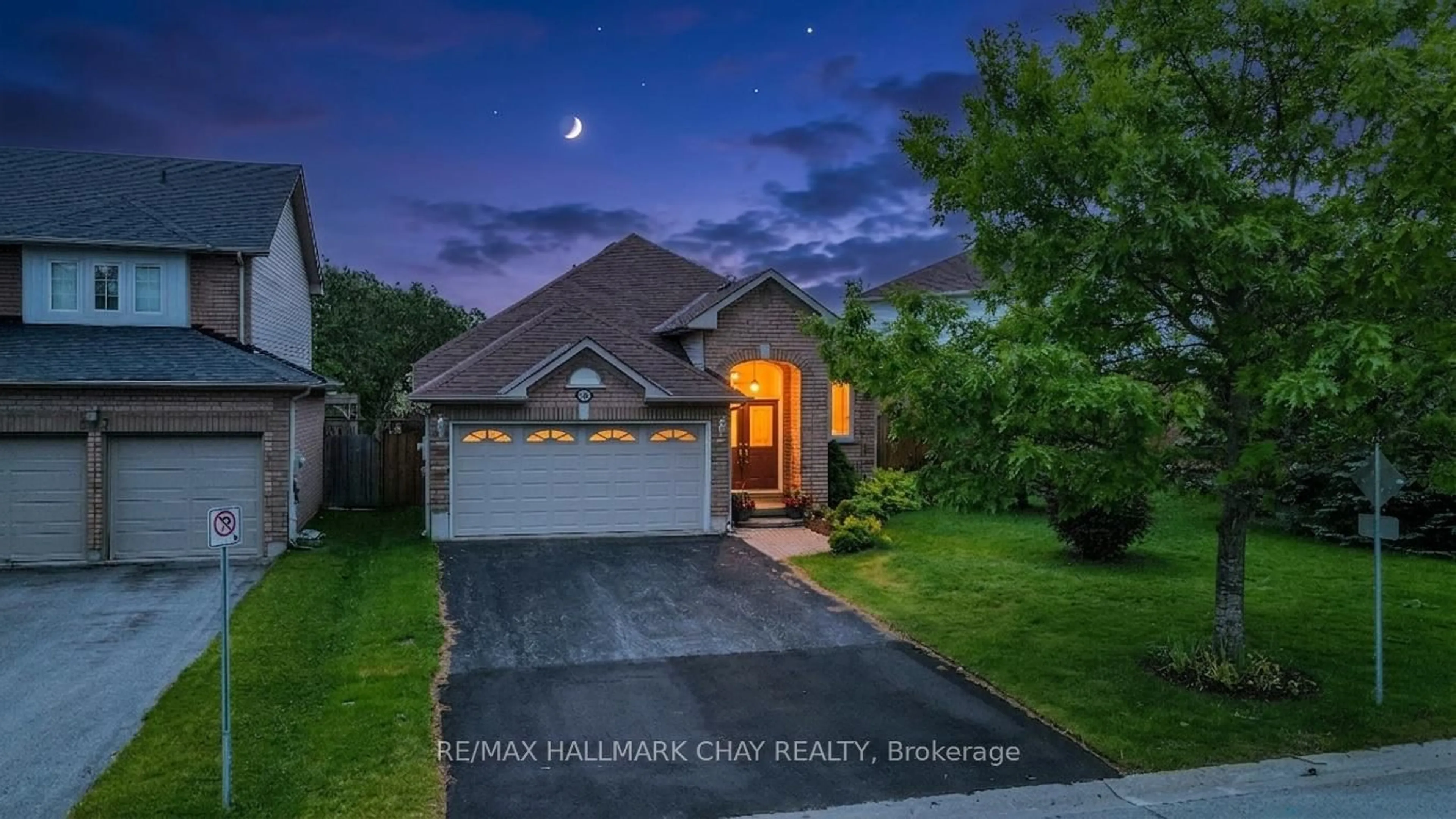 A pic from outside/outdoor area/front of a property/back of a property/a pic from drone, street for 305 Stanley St, Barrie Ontario L4M 6X6