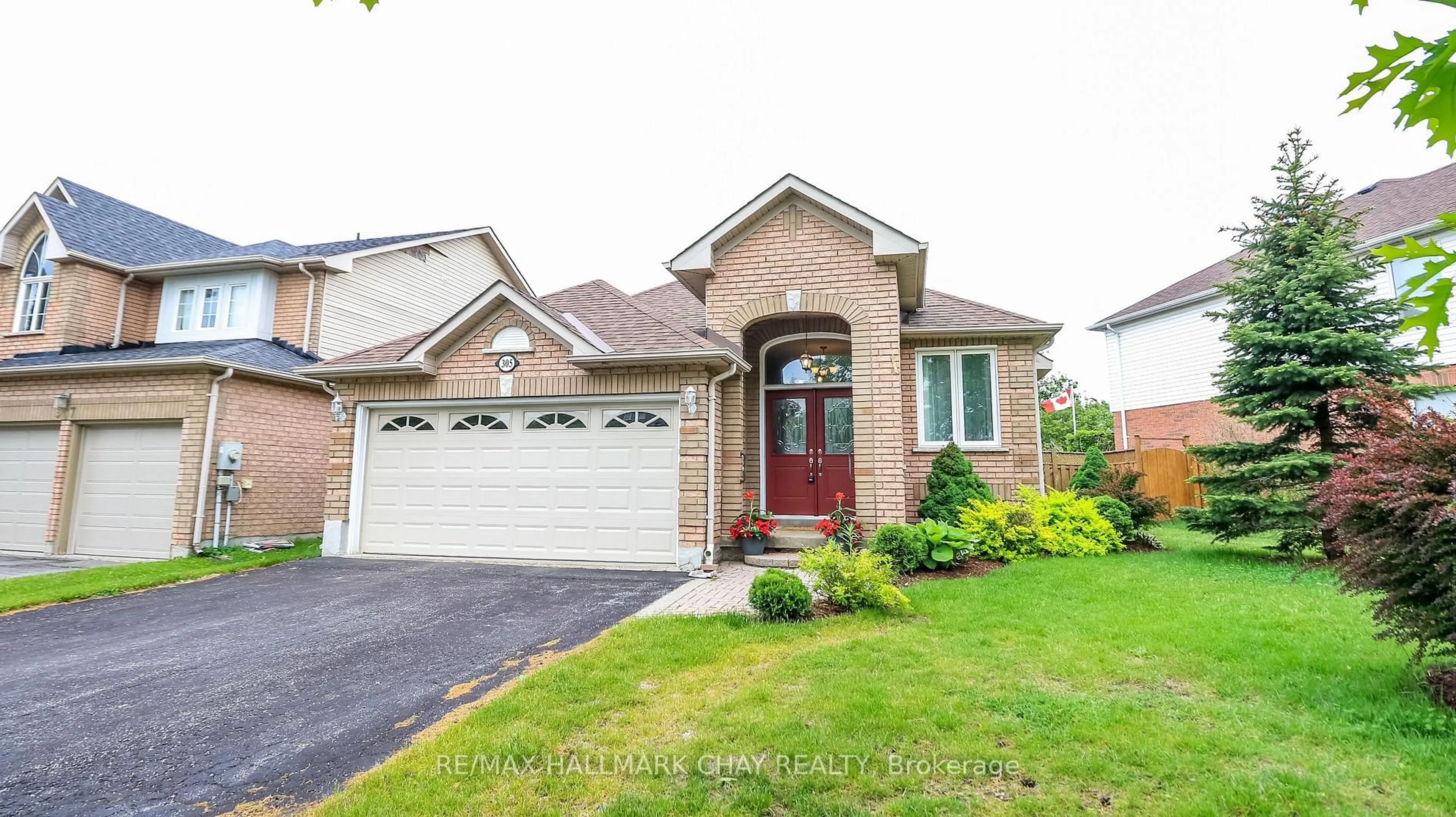Home with brick exterior material, street for 305 Stanley St, Barrie Ontario L4M 6X6