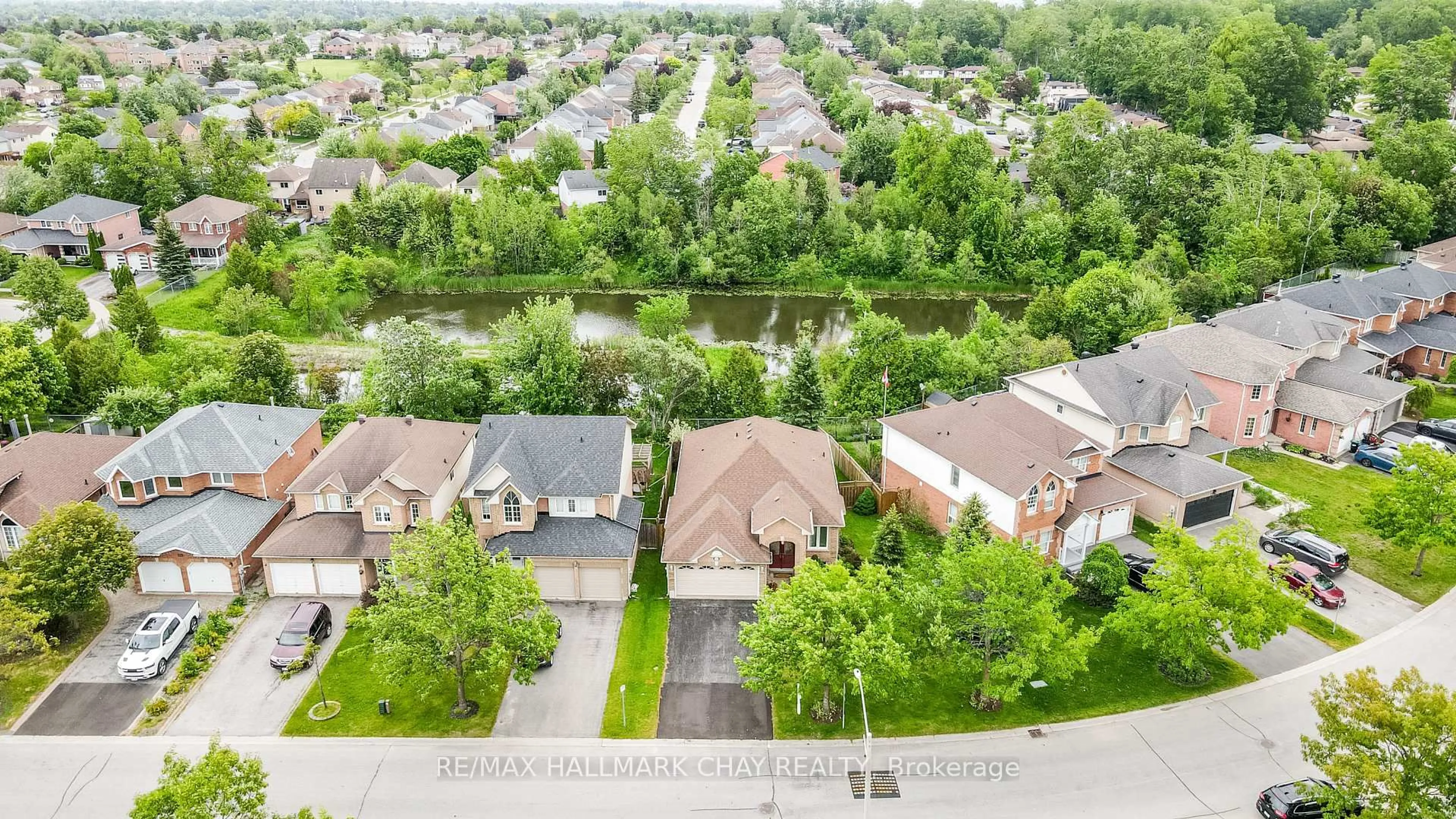 A pic from outside/outdoor area/front of a property/back of a property/a pic from drone, water/lake/river/ocean view for 305 Stanley St, Barrie Ontario L4M 6X6