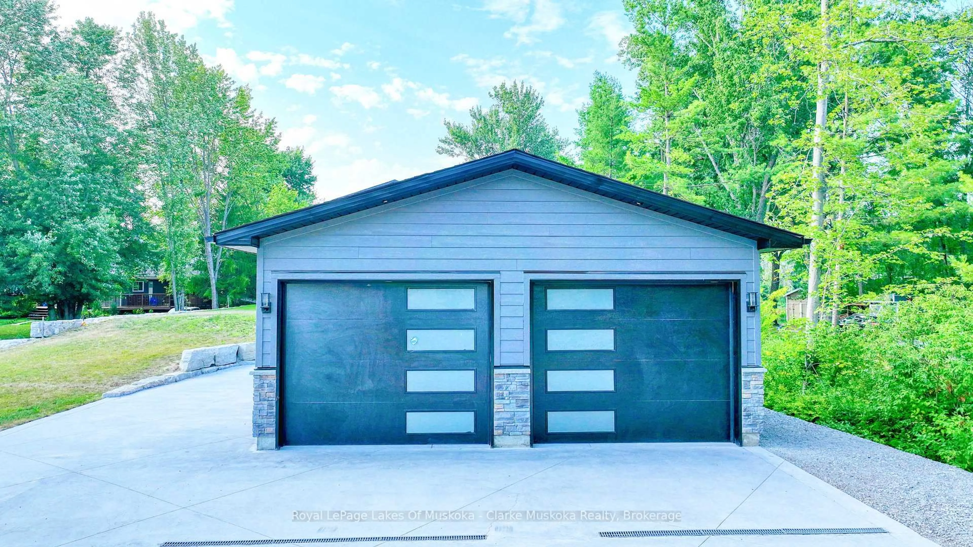 Indoor garage for 4608 Trent Tr, Severn Ontario L0K 2B0