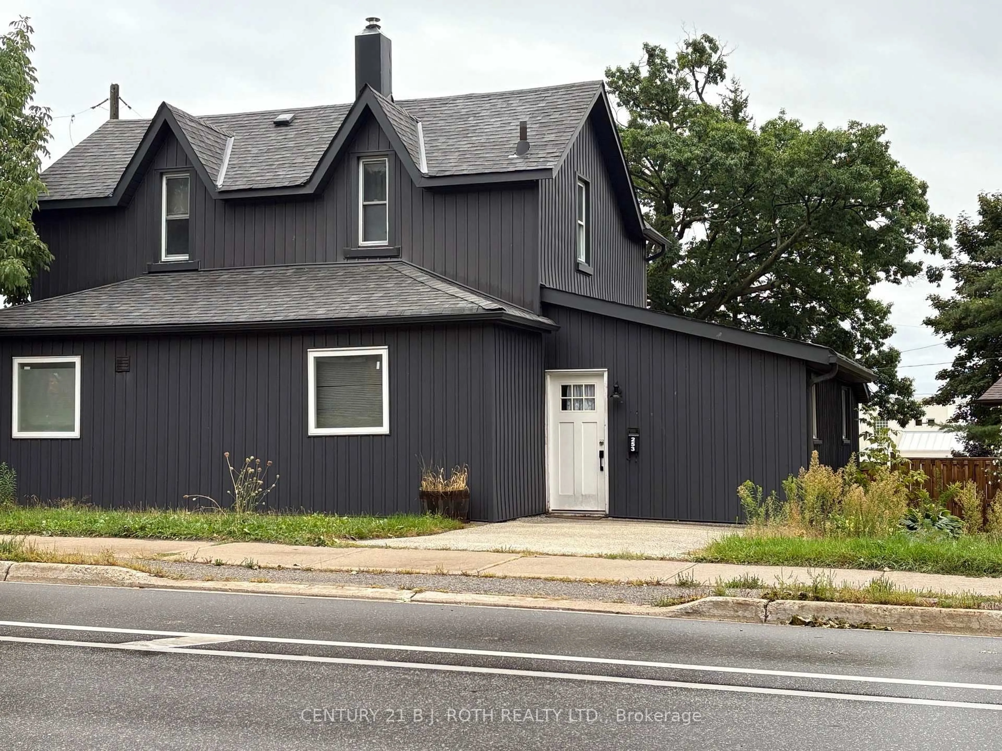 Home with vinyl exterior material, street for 253 Dunlop St, Barrie Ontario L4M 1B6
