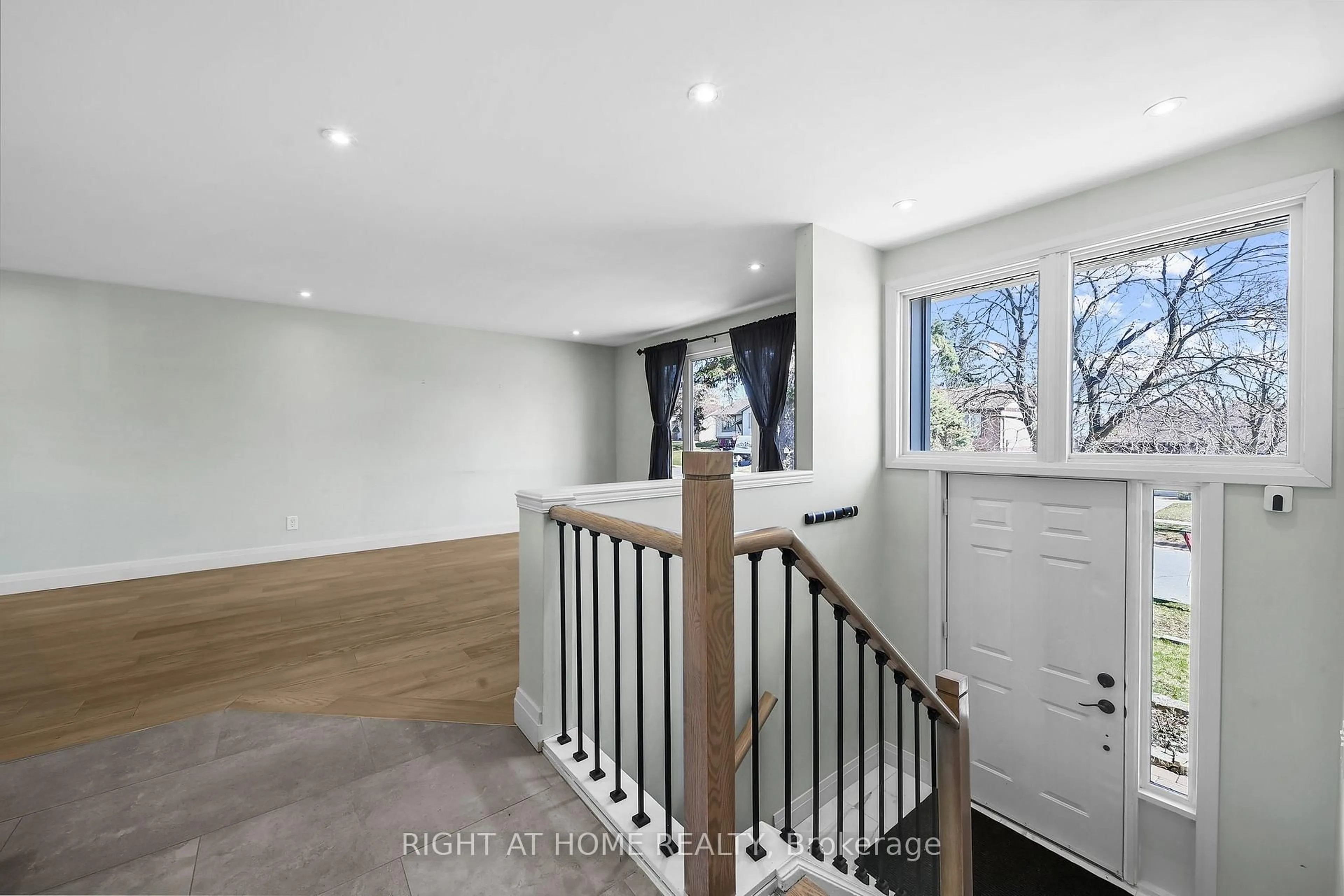 Indoor foyer for 60 HEATHER St, Barrie Ontario L4N 4N1