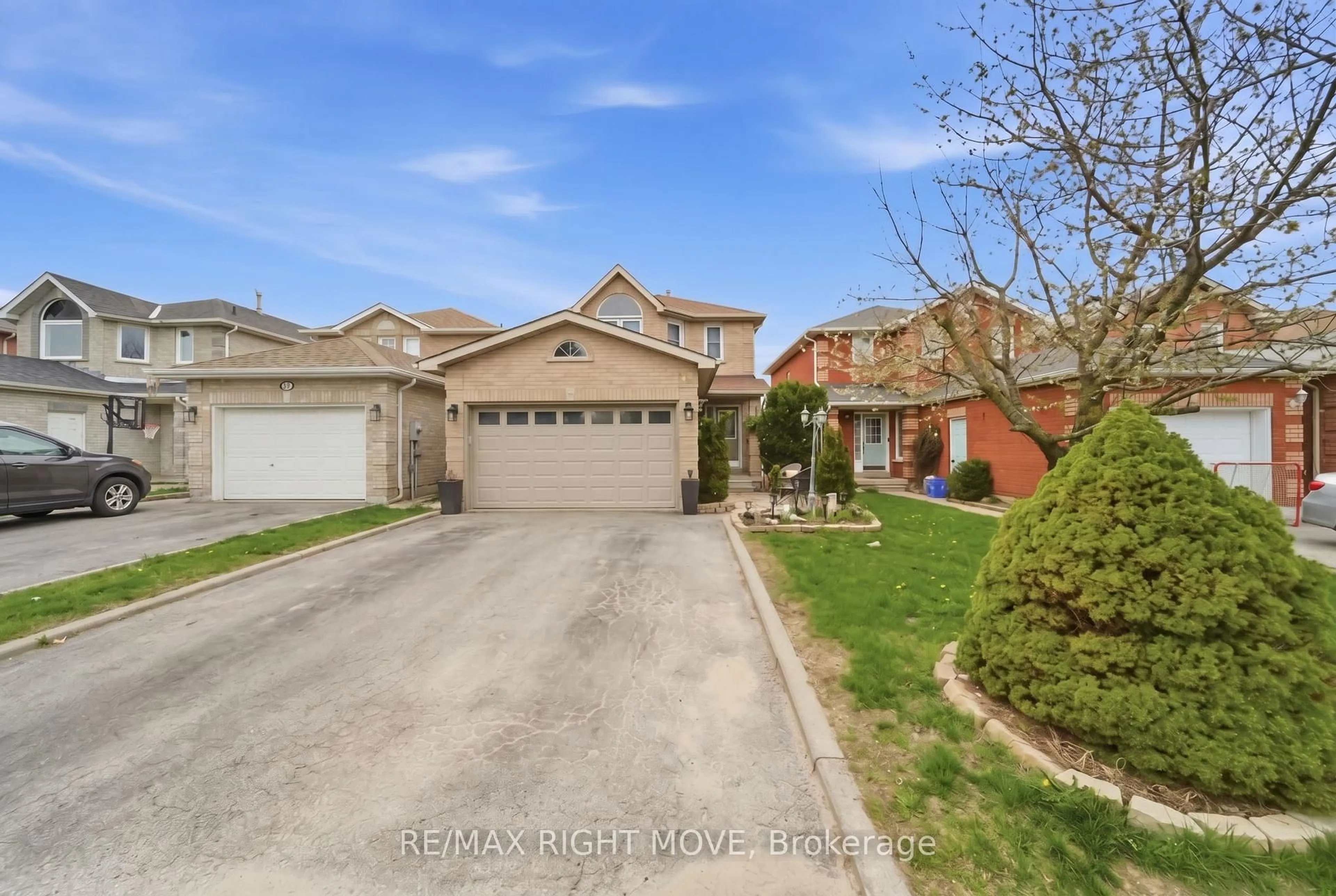 A pic from outside/outdoor area/front of a property/back of a property/a pic from drone, street for 42 Sundew Dr, Barrie Ontario L4N 9L8