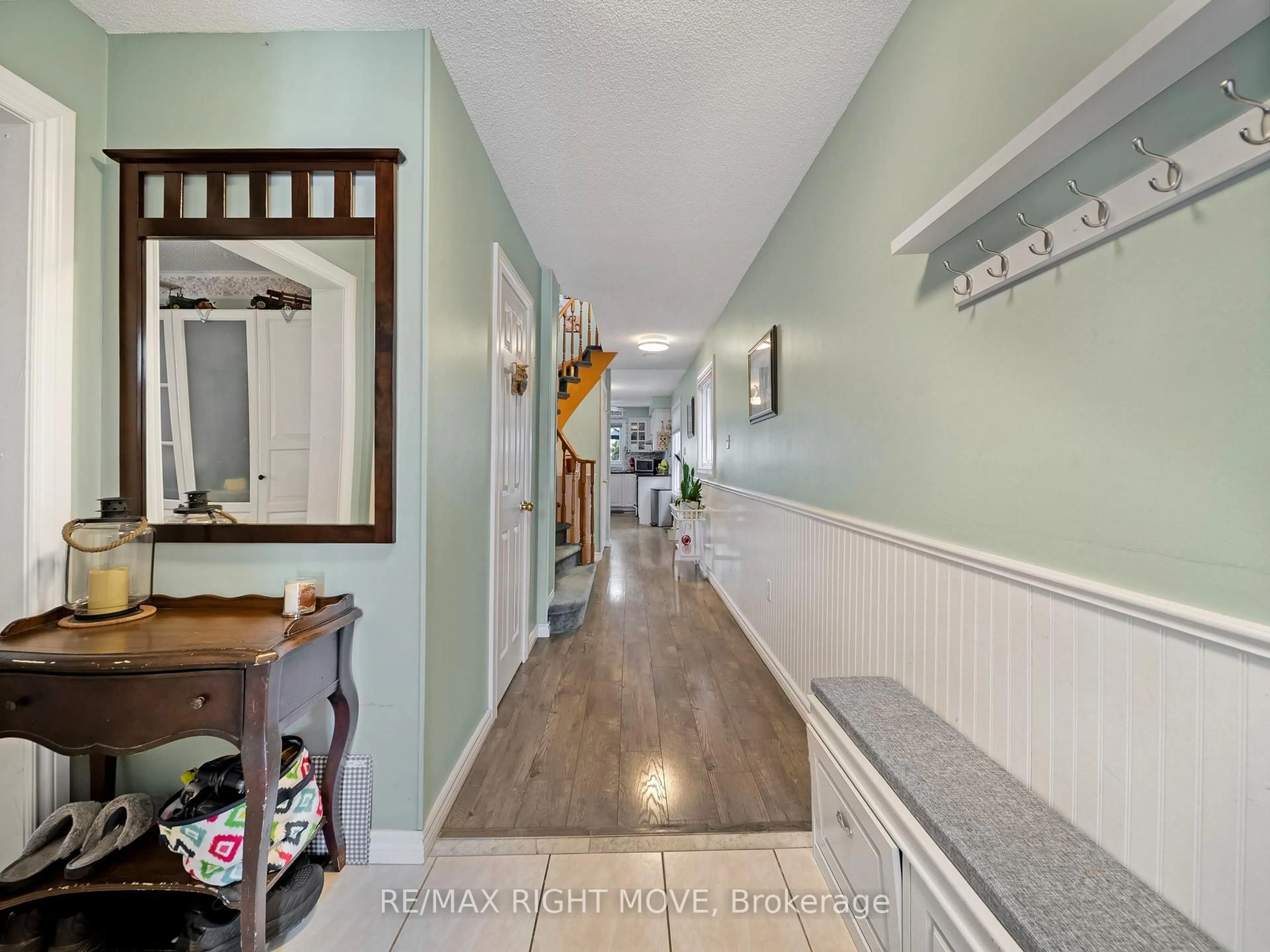 Indoor entryway for 42 Sundew Dr, Barrie Ontario L4N 9L8
