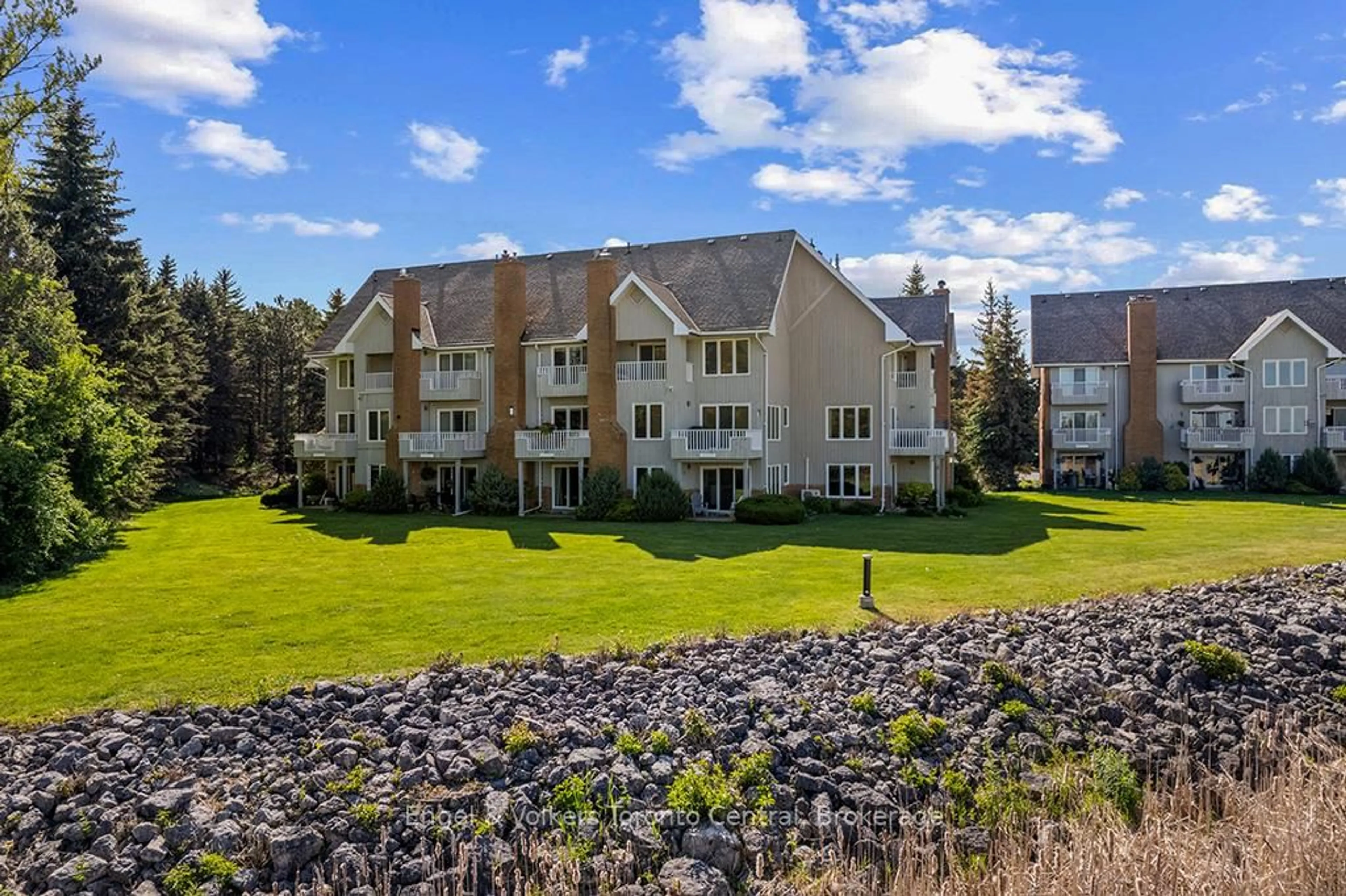 A pic from outside/outdoor area/front of a property/back of a property/a pic from drone, unknown for 2 Ramblings Way #8, Collingwood Ontario L9Y 5C6