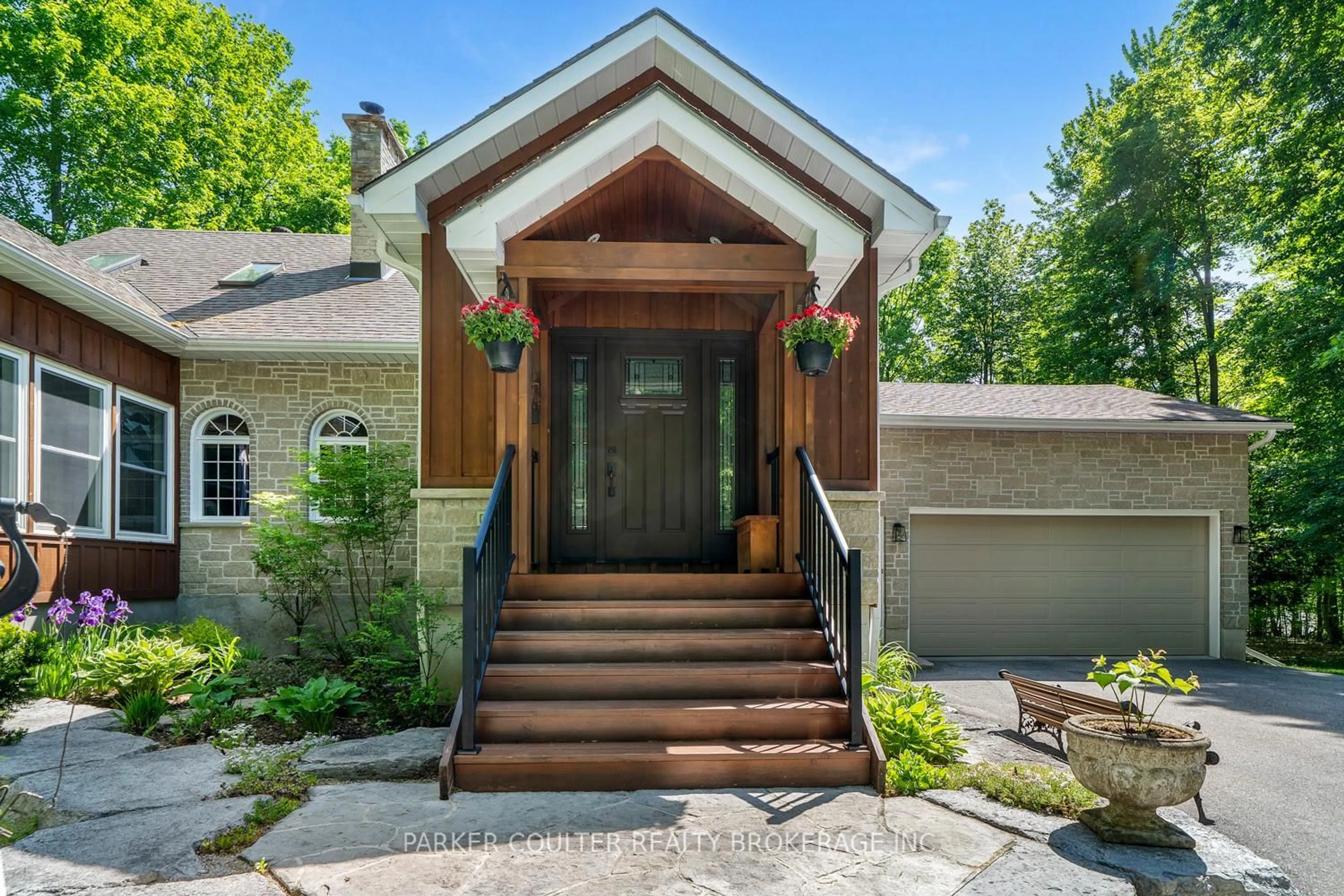 Indoor entryway for 2645 Warminster Rd, Severn Ontario L3V 7C6