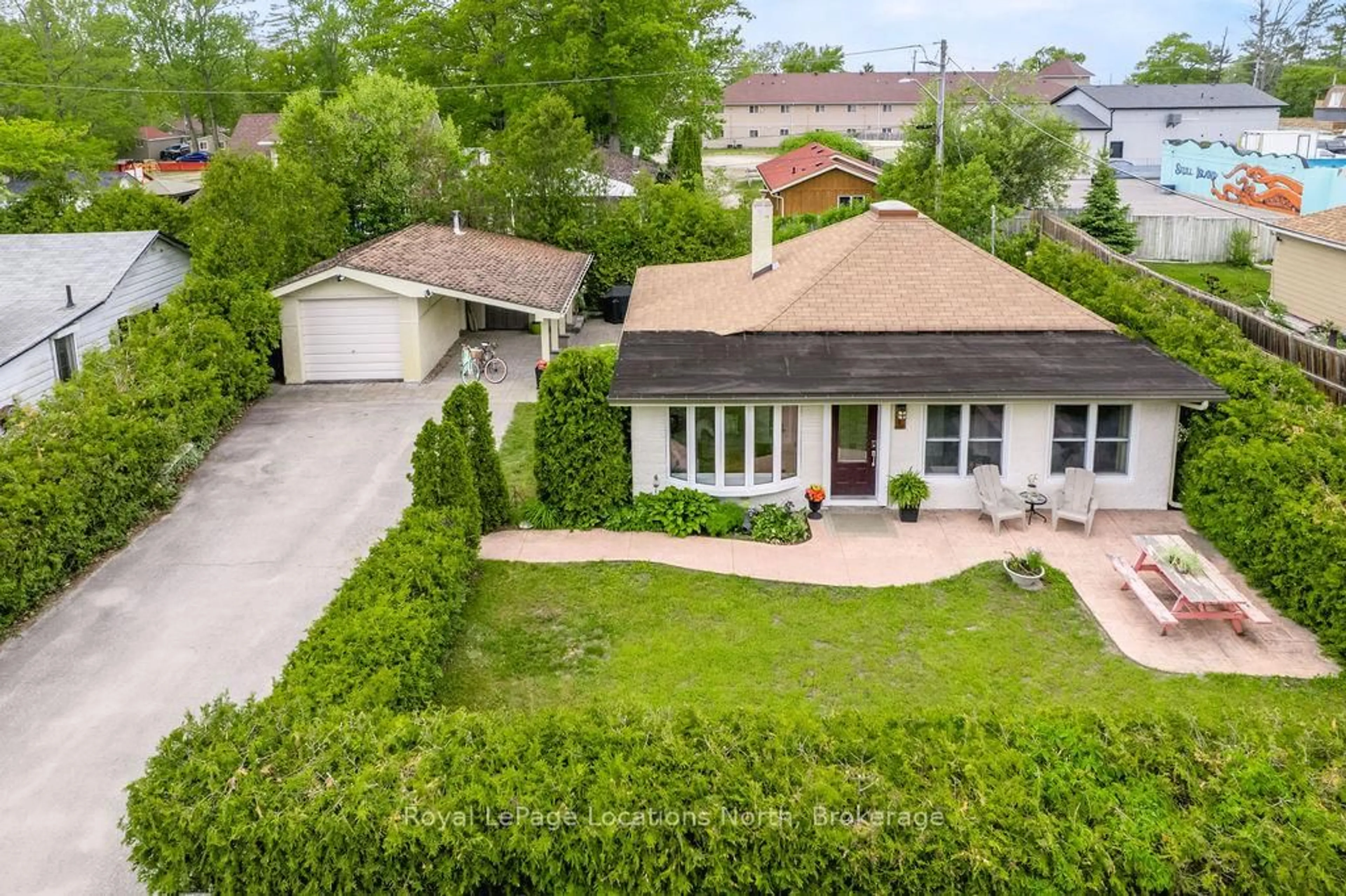 A pic from outside/outdoor area/front of a property/back of a property/a pic from drone, street for 34 Glenwood Dr, Wasaga Beach Ontario L9Z 2K5