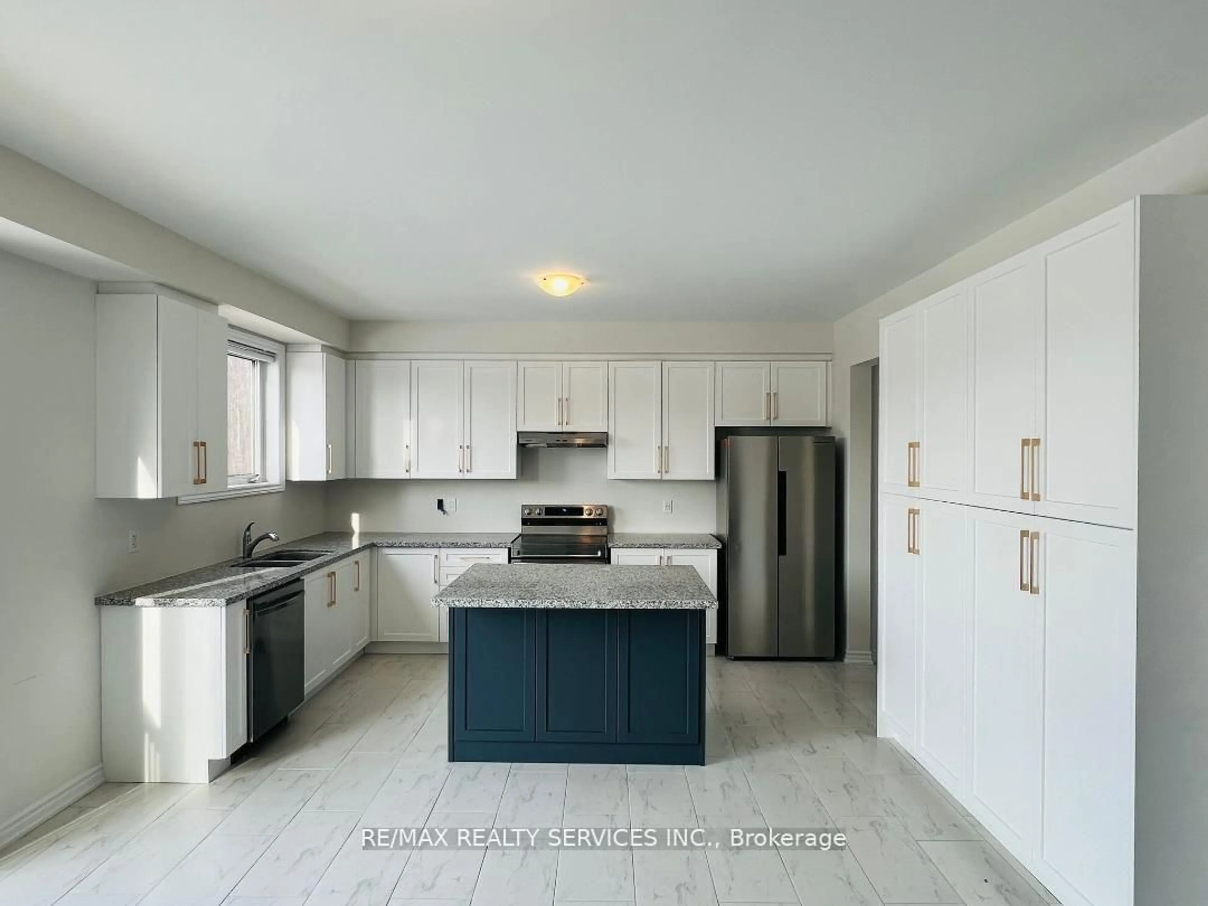 Open concept kitchen, ceramic/tile floor for 13 Del Ray Cres, Wasaga Beach Ontario L9Z 0N7