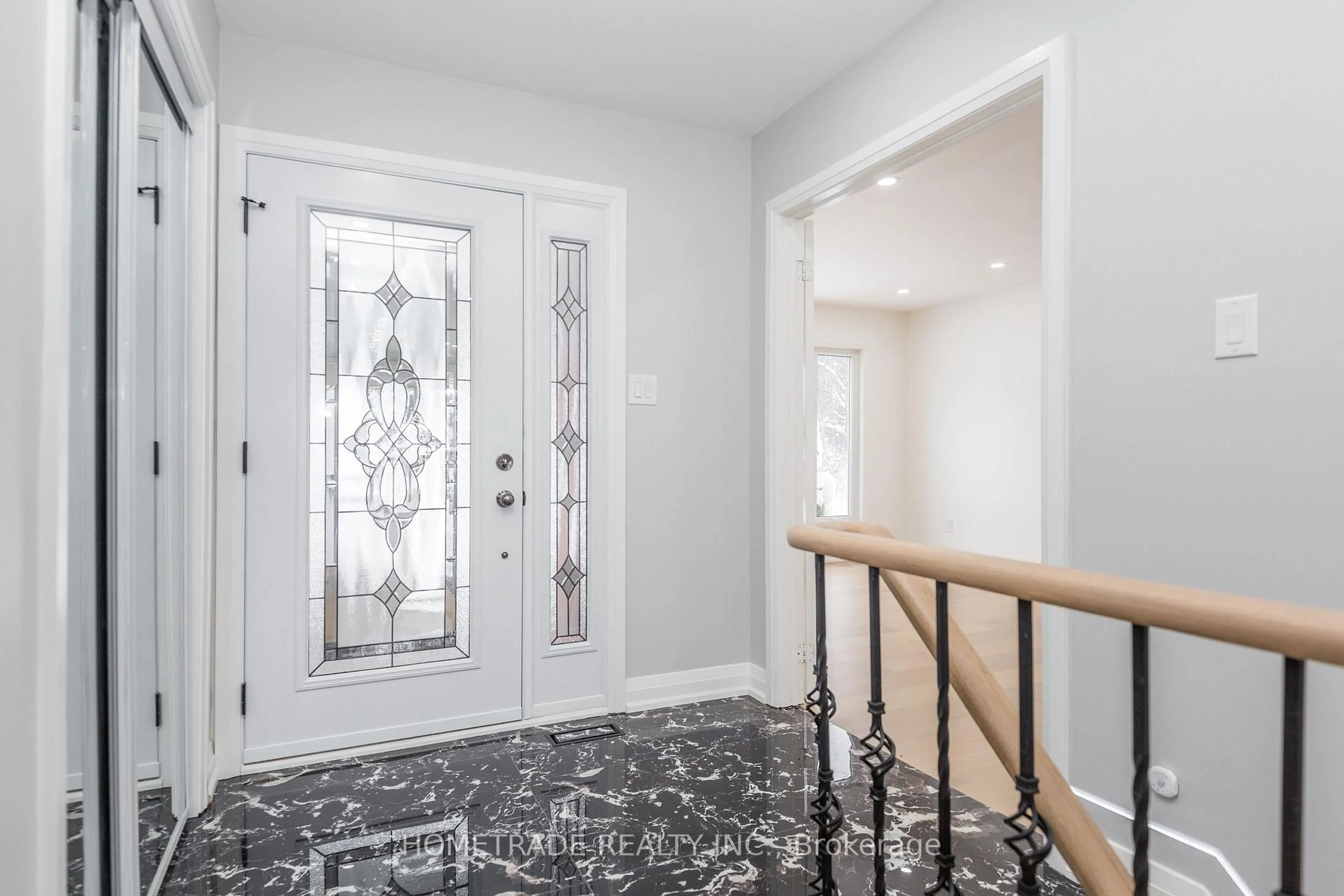 Indoor entryway for 2007 Snow Valley Rd, Springwater Ontario L9X 0H3