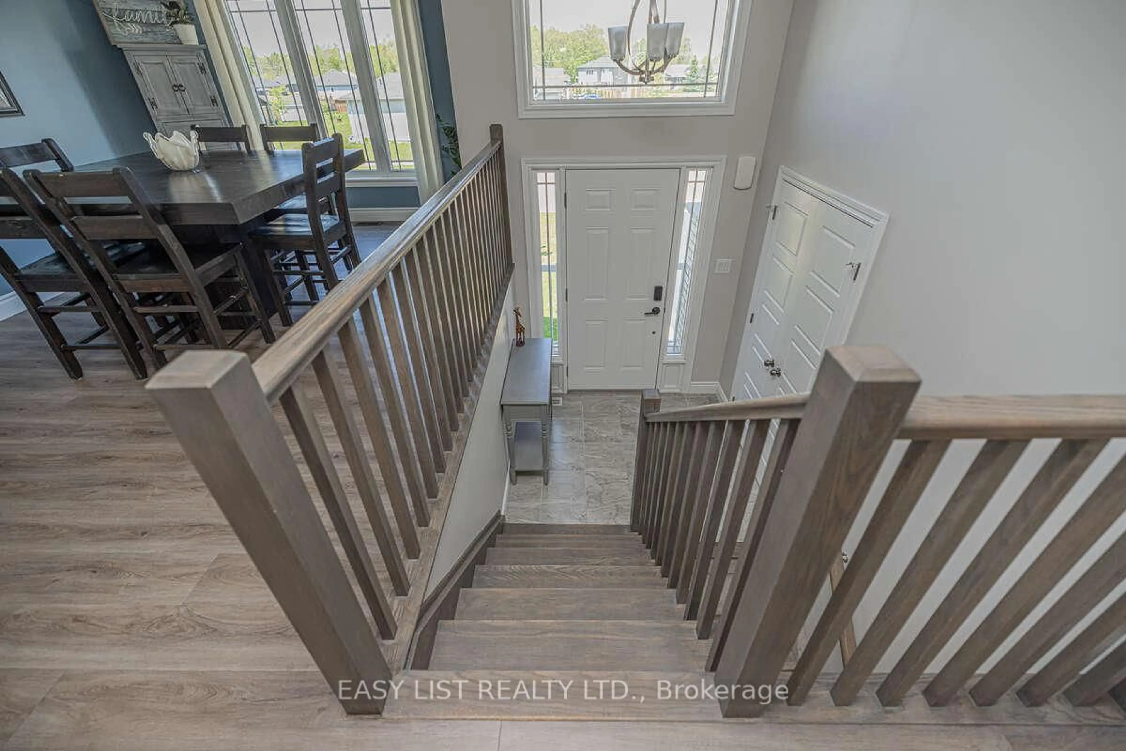 Indoor entryway for 19 Ralph Dalton Blvd, Tay Ontario L0K 2A0