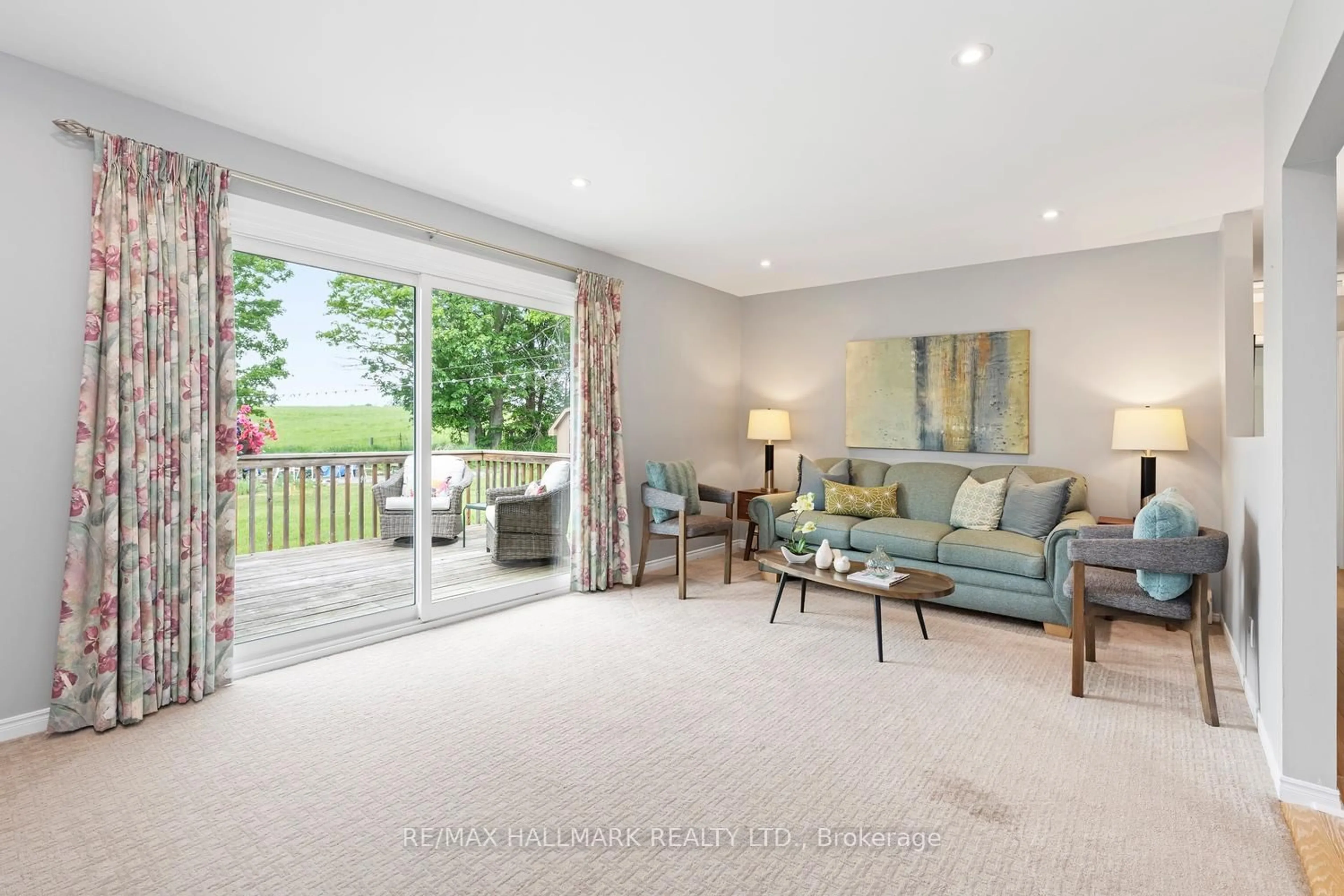 Living room with furniture, unknown for 16 Price Dr, Oro-Medonte Ontario L3V 6H2
