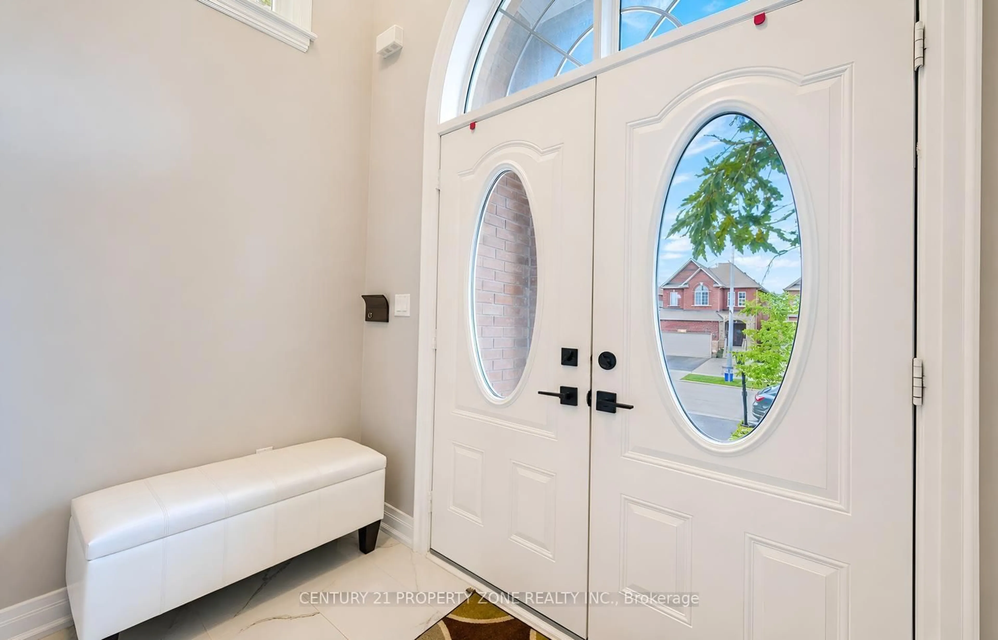 Indoor entryway for 192 Muirfield Dr, Barrie Ontario L4N 6K7