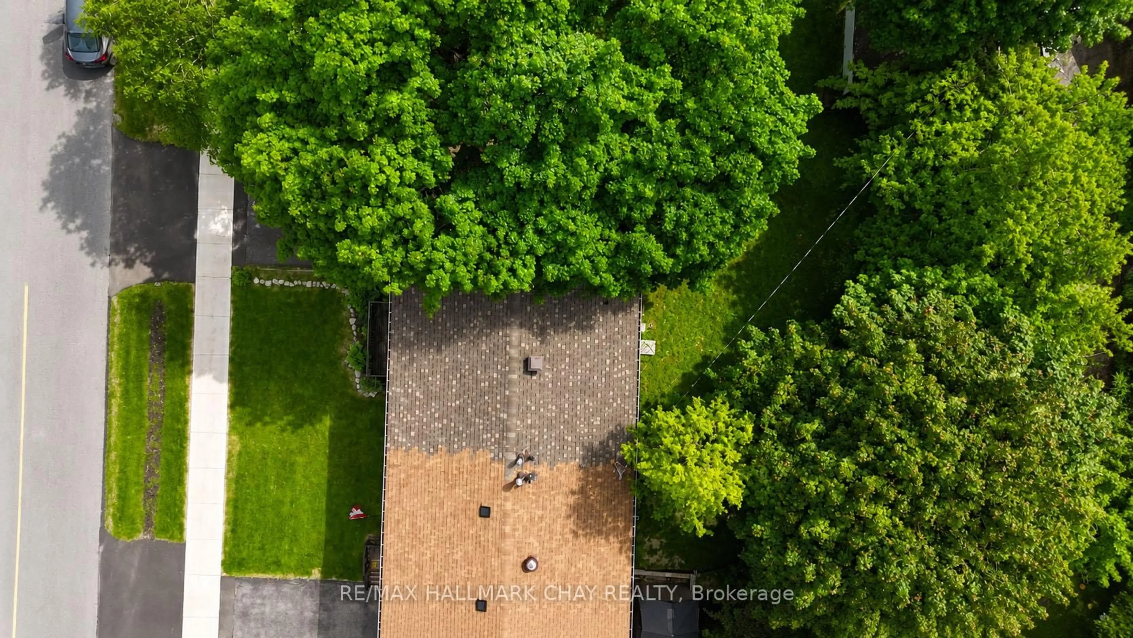 A pic from outside/outdoor area/front of a property/back of a property/a pic from drone, street for 308 Hilda St, Orillia Ontario L3V 1J3